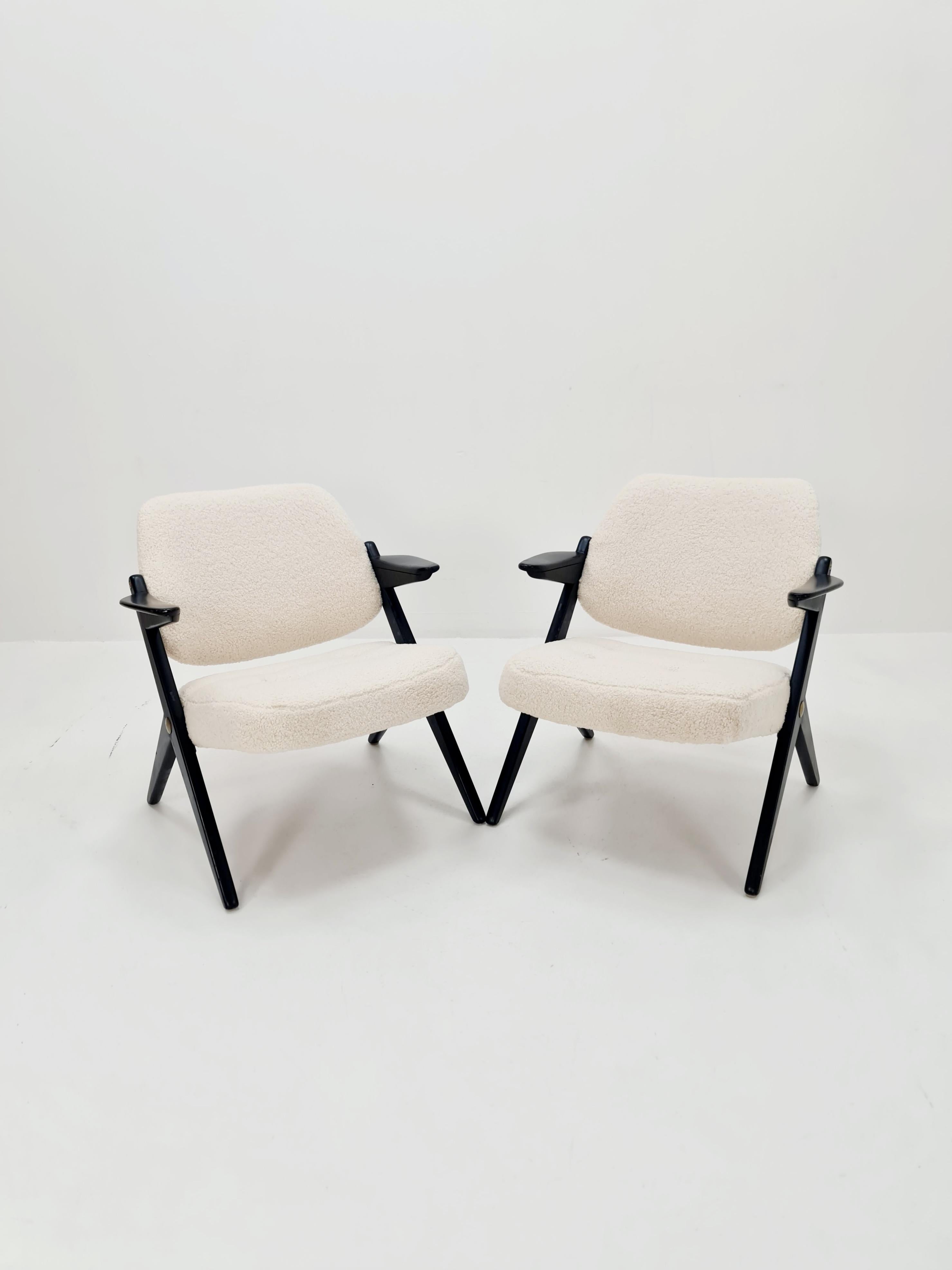 Suédois du milieu du siècle  Fauteuil Triva par Bengt Ruda pour Nordiska Kompaniet, 1960s

Le prix est pour les deux

Structure et base circulaire en hêtre, assise et dossier en tissu.  

En excellent état, stable avec des traces d'usure minimes.

