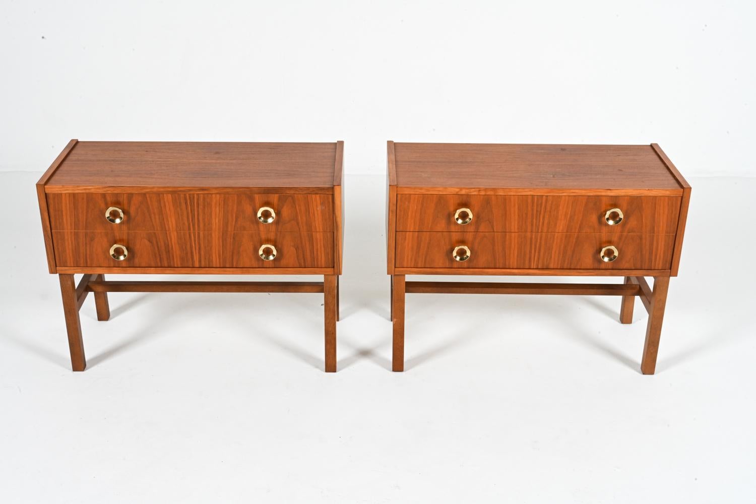 Schwedische Teakholz-Nachttische mit Messinggriffen (2), ca. 1960er Jahre (Moderne der Mitte des Jahrhunderts) im Angebot