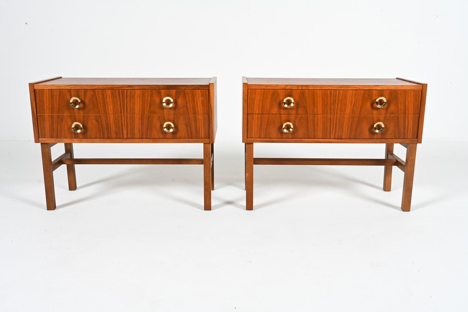Schwedische Teakholz-Nachttische mit Messinggriffen (2), ca. 1960er Jahre im Zustand „Gut“ im Angebot in Norwalk, CT