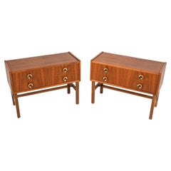 (2) Tables de nuit suédoises en teck avec poignées en laiton, années 1960