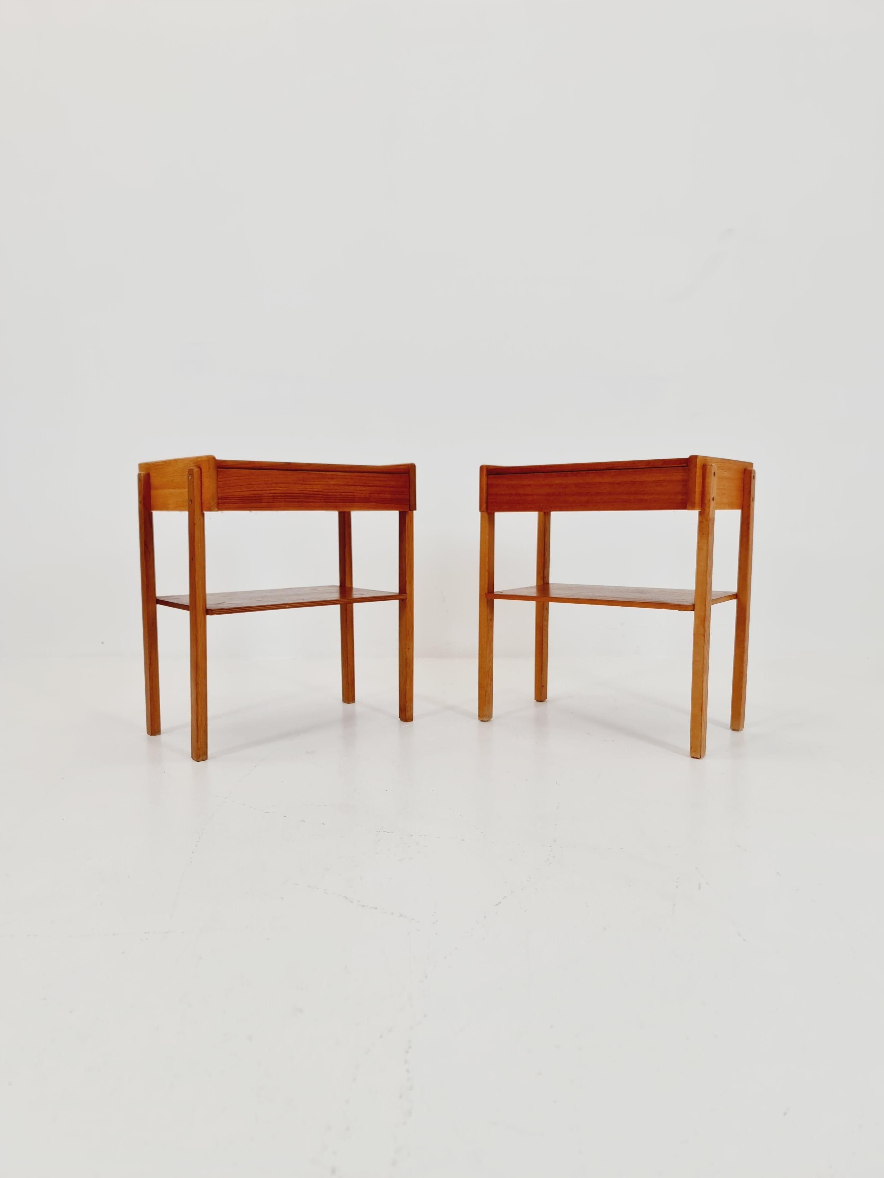 Teca Carlstrom & Co de mediados de siglo  mesa auxiliar/ mesilla de noche vintage, años 60

Por Carlstrom & Co Fabricado en Suecia

Utilizable como mesa adicional en el salón

El precio es por los dos

Año del diseño: 1960s

Dimensión:
32 D x 46 A x