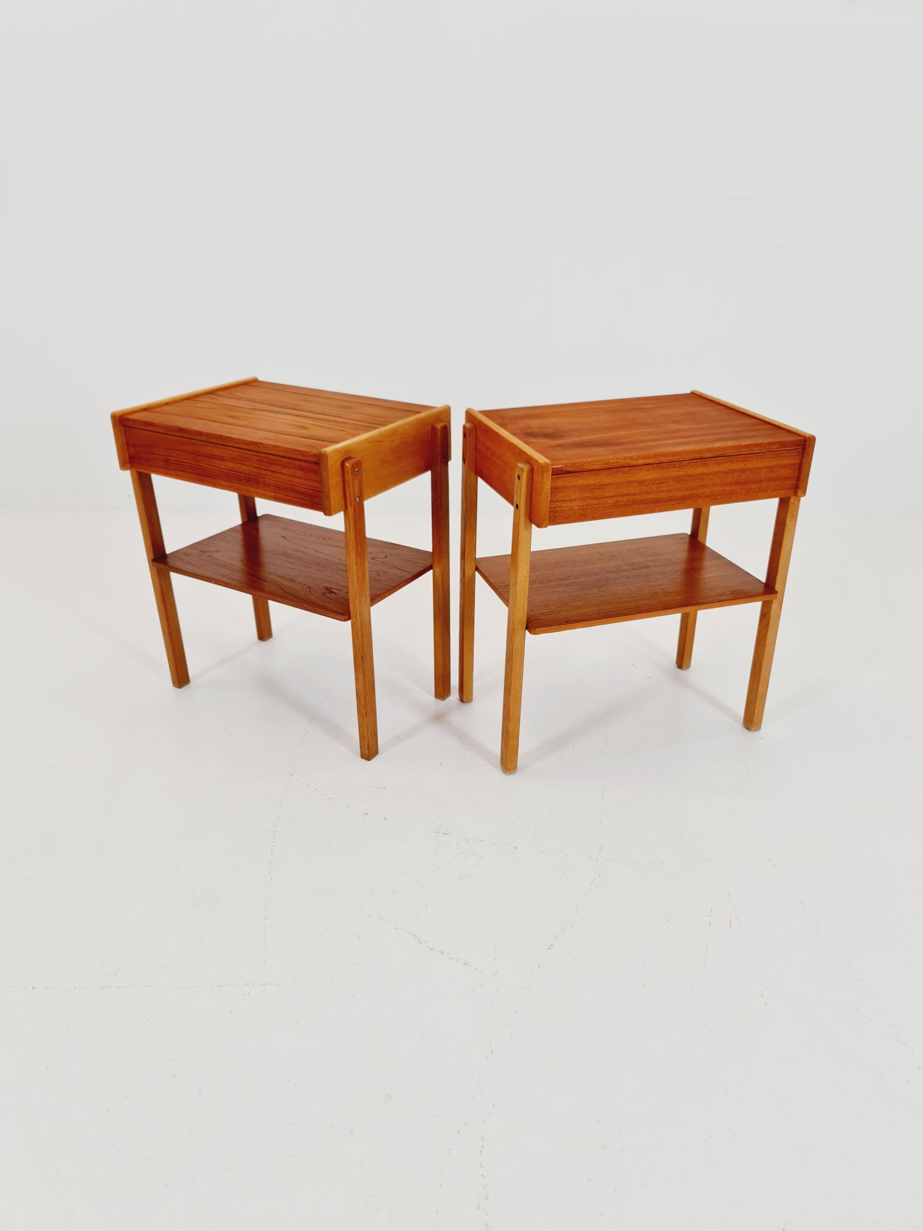 2 Teca sueca  Vintage Mesa auxiliar/ Mesilla de noche/ Mesilla de noche de Carlström & Co Moderno de mediados de siglo en venta