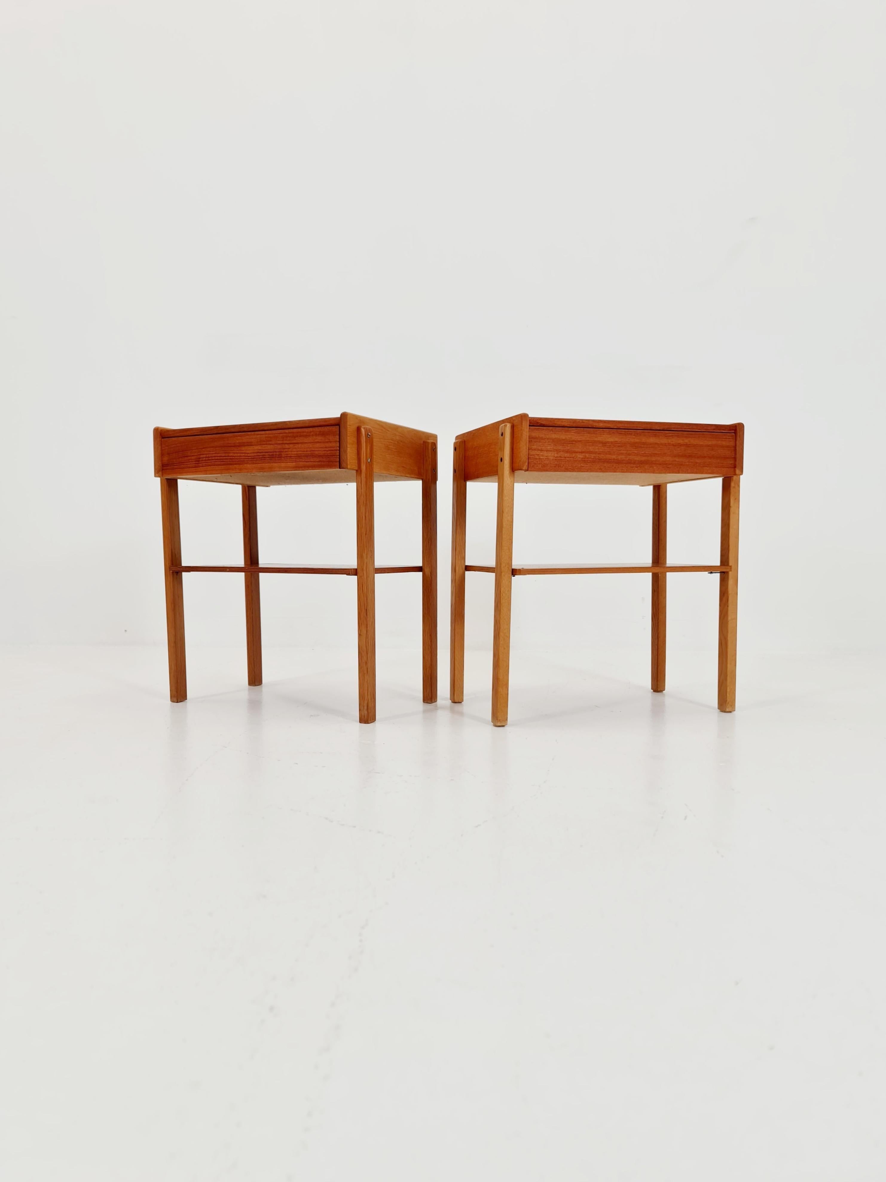 2 Teca sueca  Vintage Mesa auxiliar/ Mesilla de noche/ Mesilla de noche de Carlström & Co en Bueno estado para la venta en Gaggenau, DE