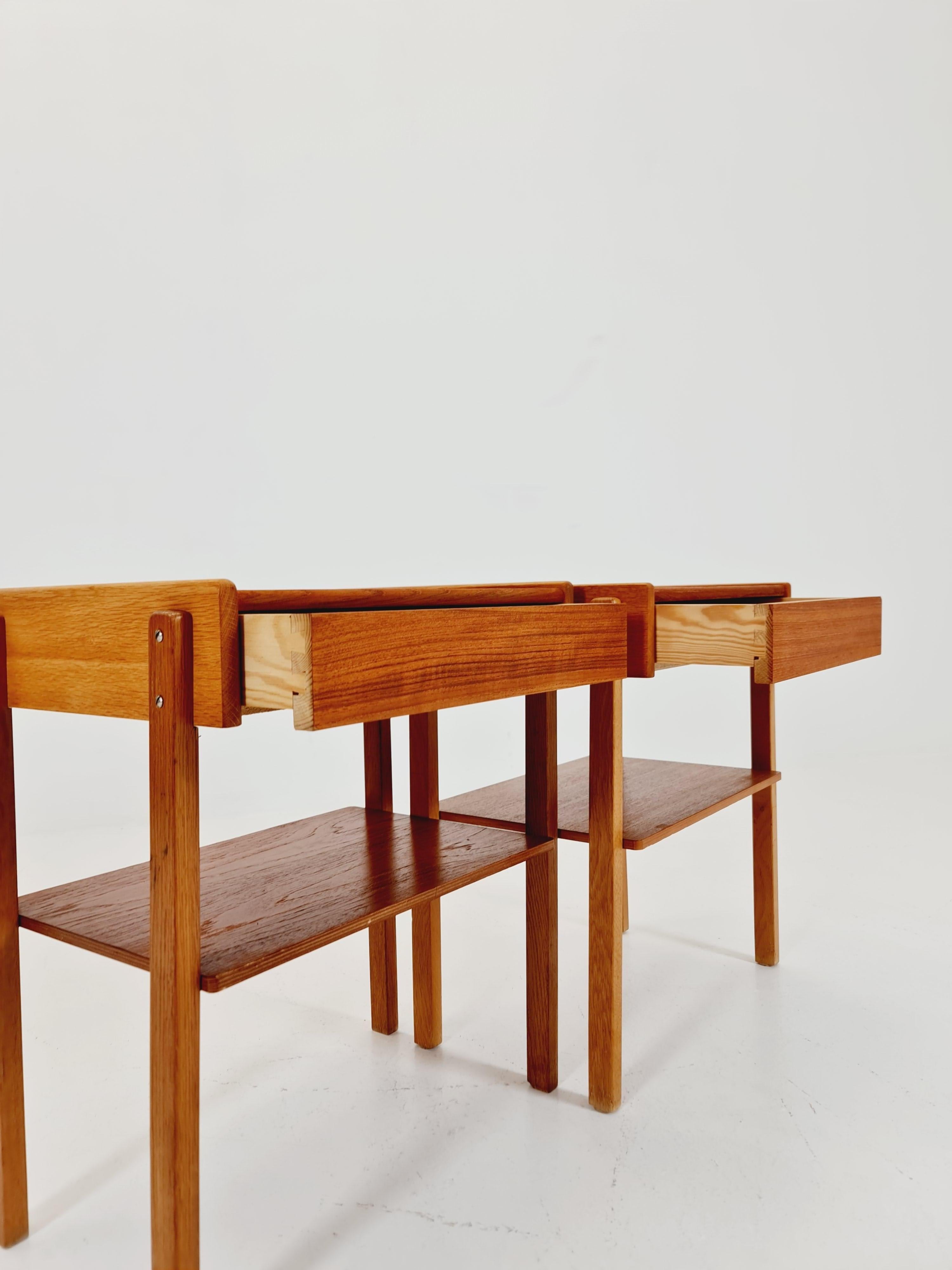 2 Teca sueca  Vintage Mesa auxiliar/ Mesilla de noche/ Mesilla de noche de Carlström & Co mediados del siglo XX en venta