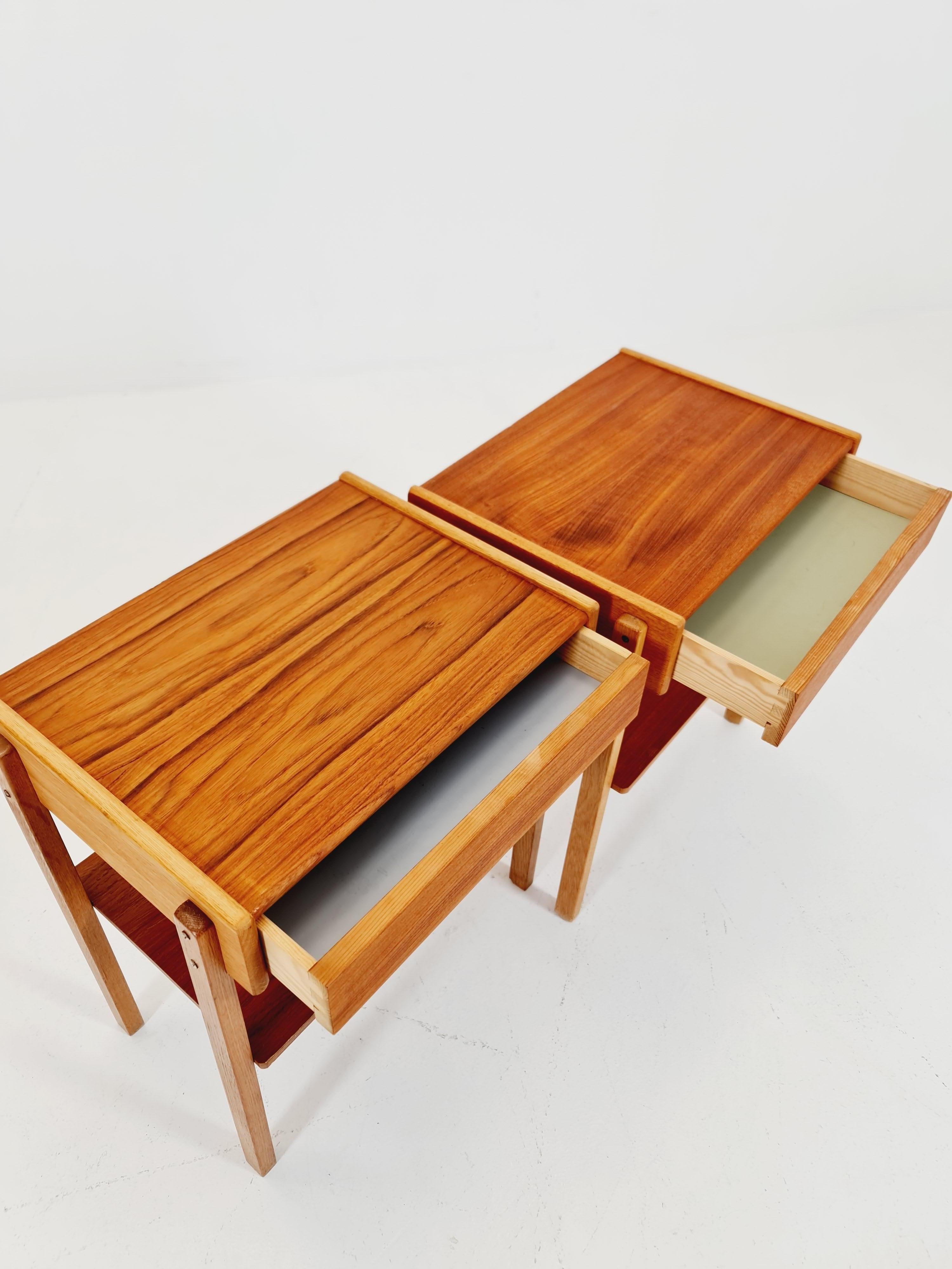 2 Teca sueca  Vintage Mesa auxiliar/ Mesilla de noche/ Mesilla de noche de Carlström & Co en venta 1