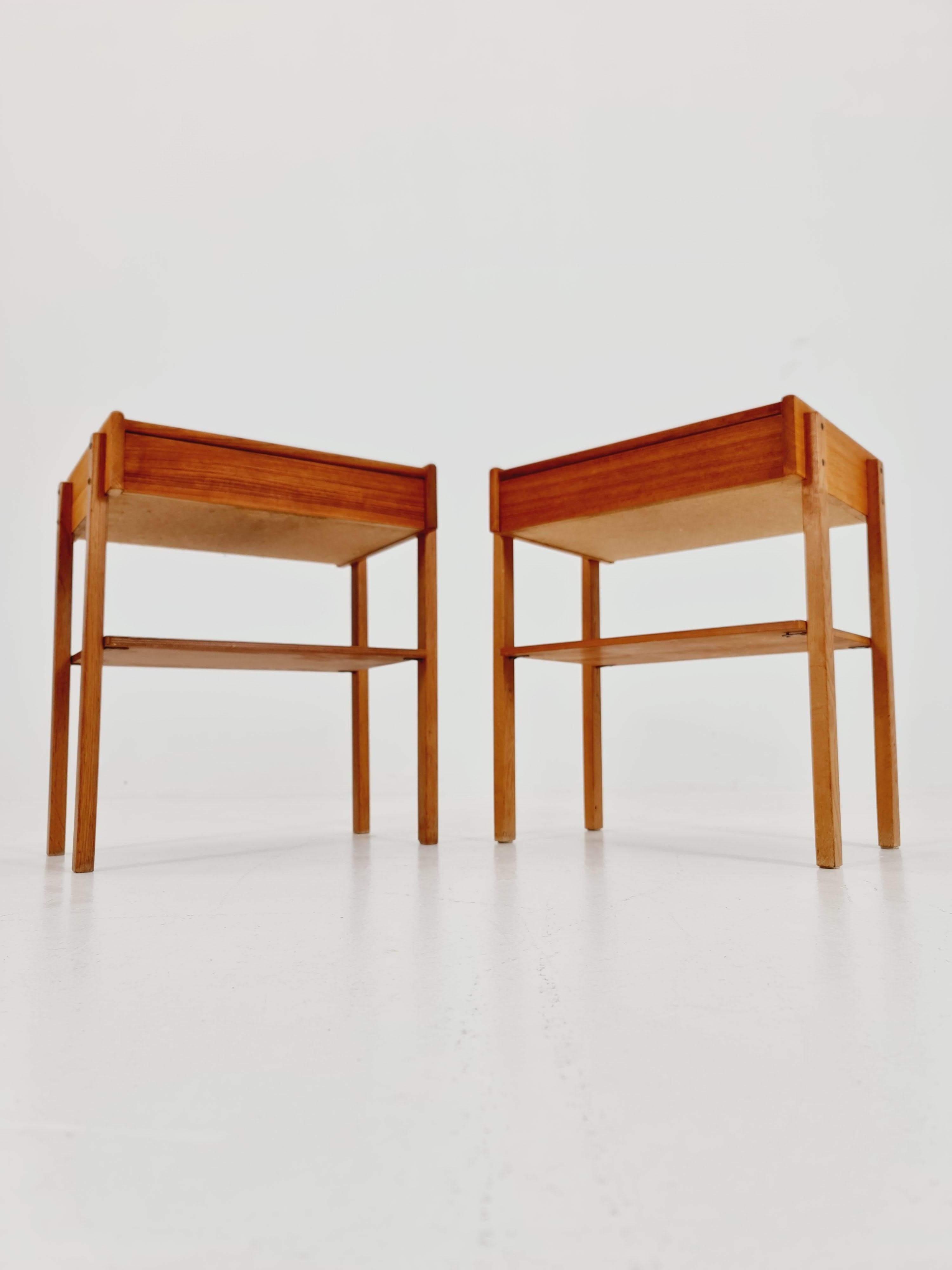 2 Teca sueca  Vintage Mesa auxiliar/ Mesilla de noche/ Mesilla de noche de Carlström & Co en venta 2