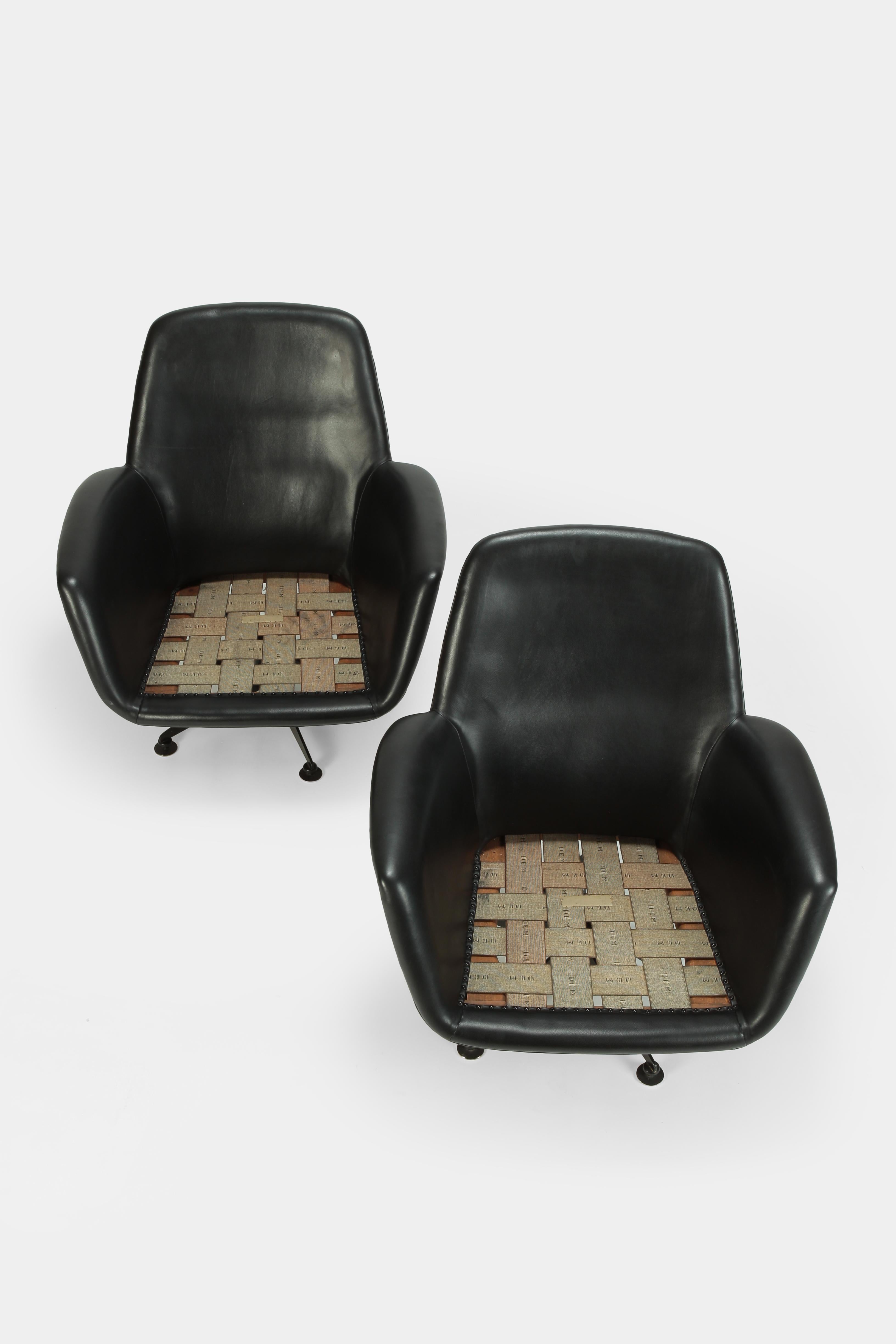 2 Swiss Lounge Chairs, 1960s 5