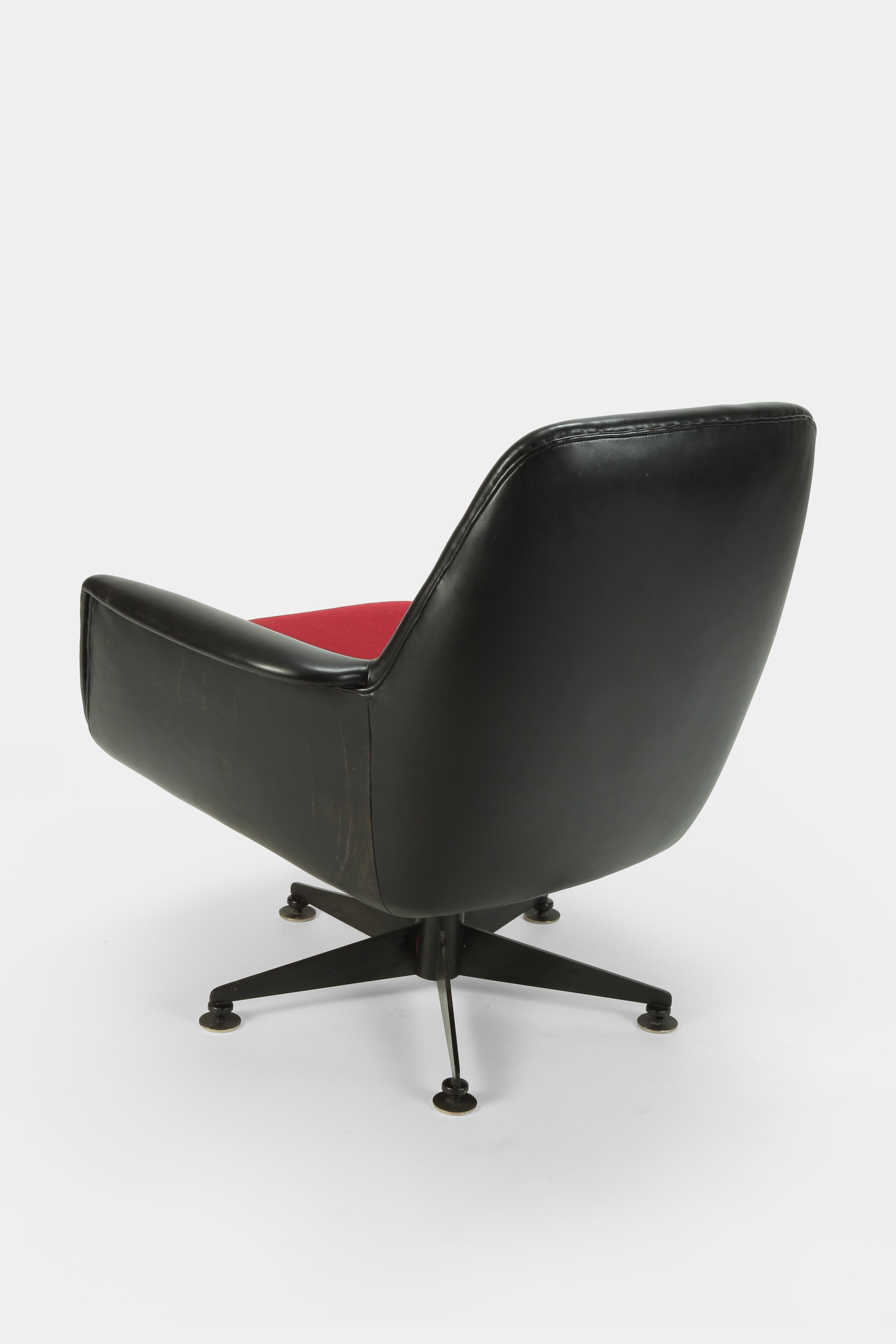 2 Swiss Lounge Chairs, 1960s 1