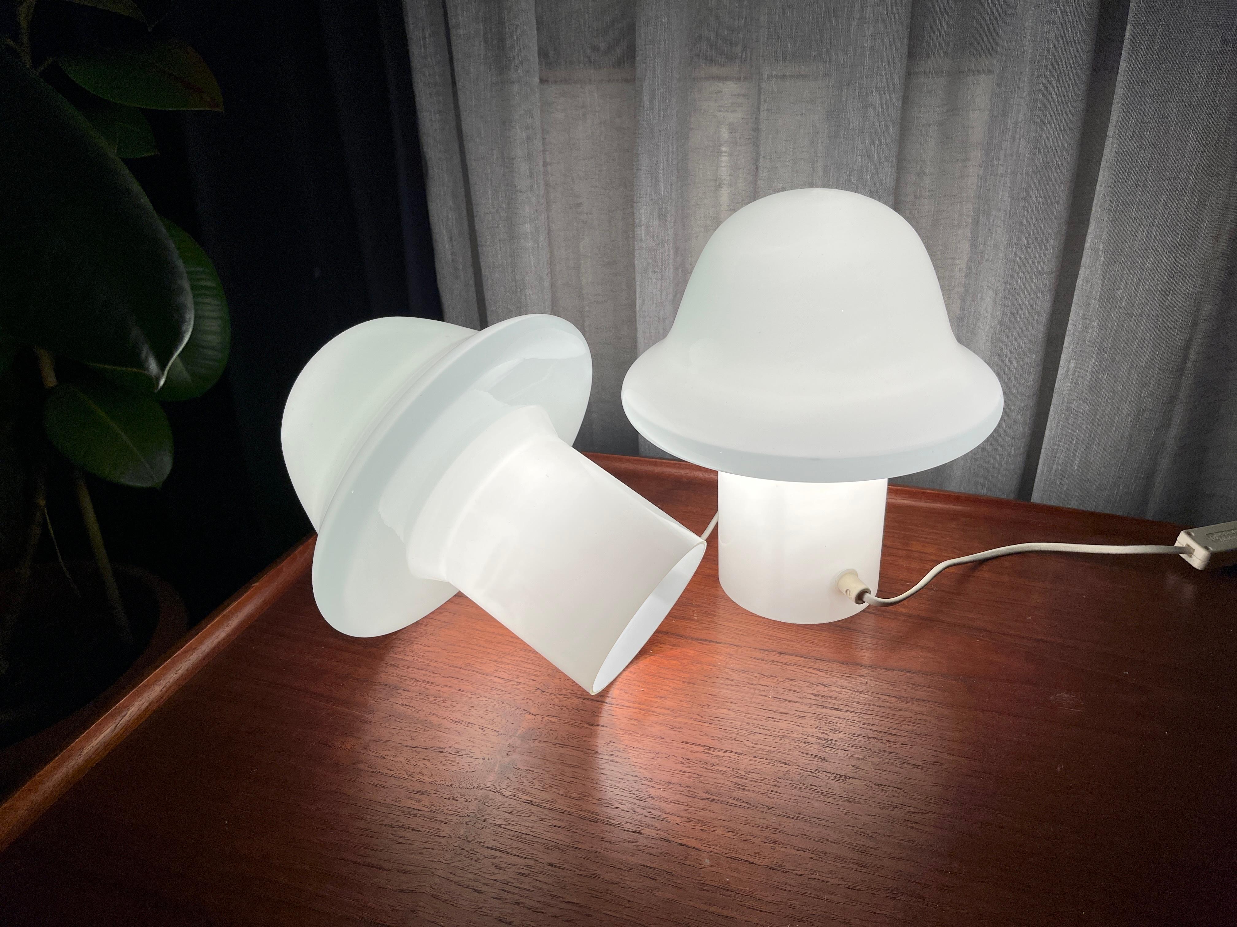 Très belles lampes de table de Murano soufflées à la main (d'une seule pièce) par Peill & Putzer.

Magnifique verre au design du milieu du siècle avec une douille E14 pour max. 40W.

Entièrement fonctionnel et 100% original.

Elles sont en excellent