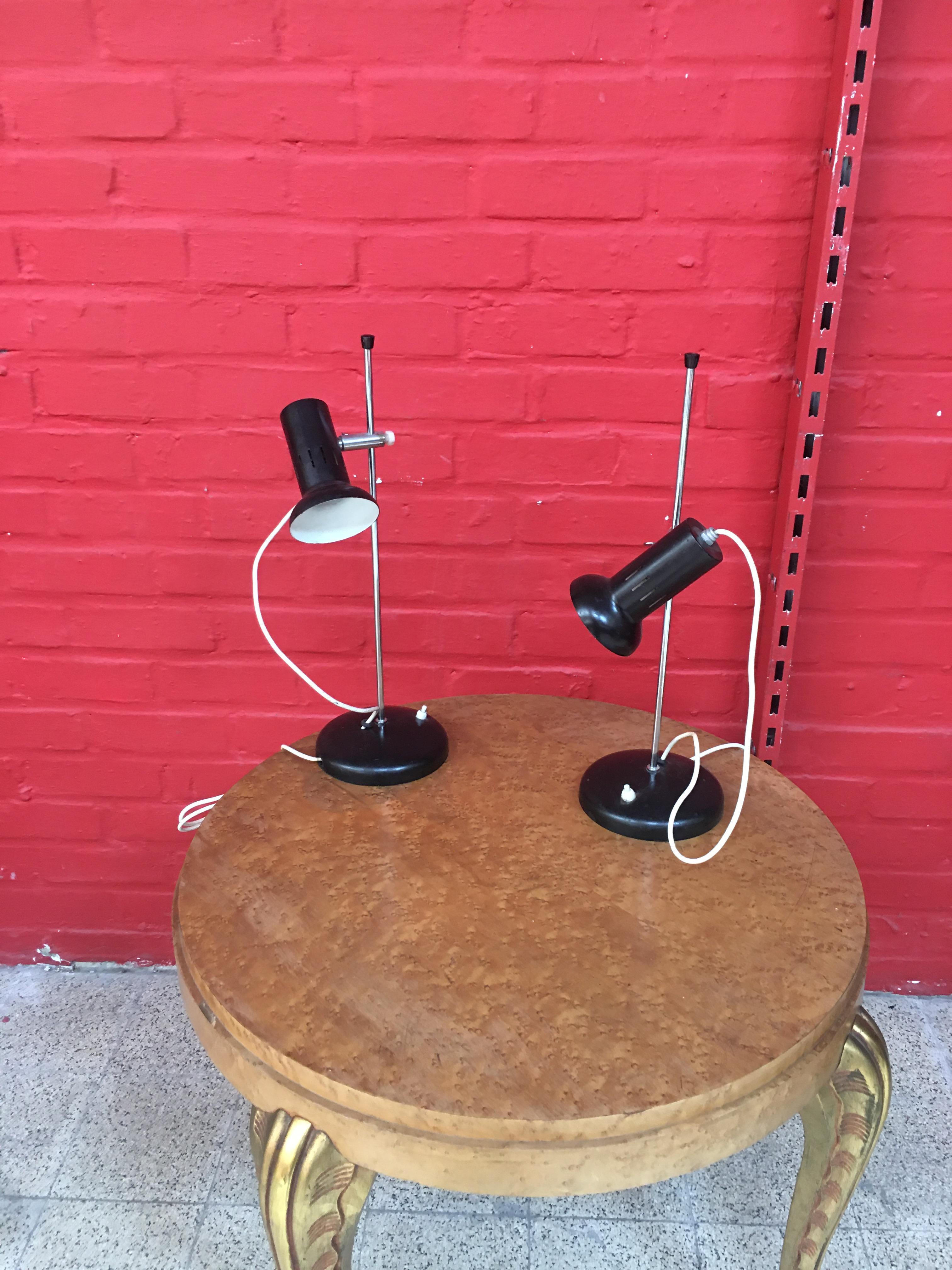 2 lampes de table en métal laqué et chrome à hauteur et inclinaison variables, circa 1950-1960.