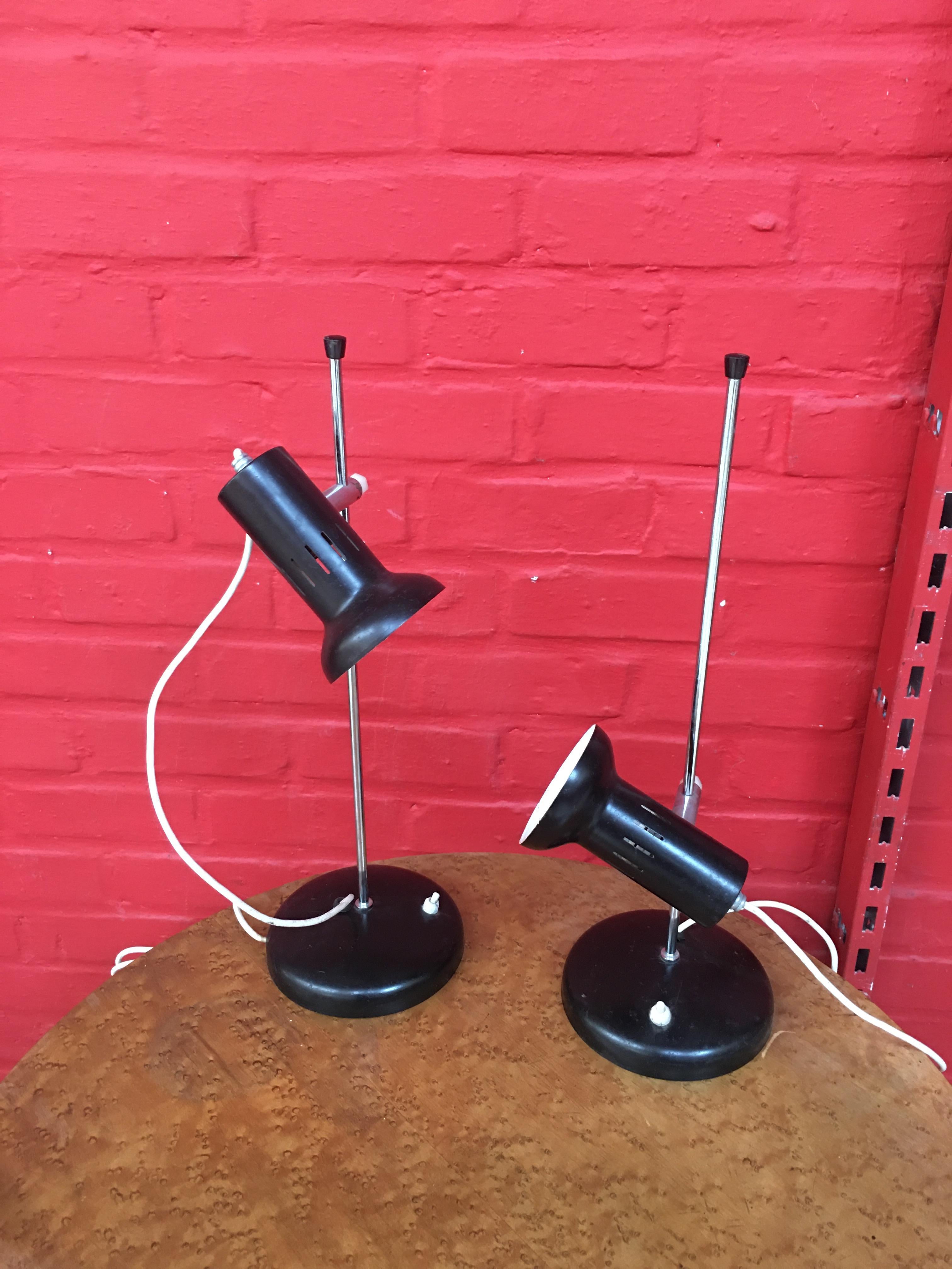 Milieu du XXe siècle 2 lampes de table en métal laqué et chrome:: vers 1950-1960 en vente