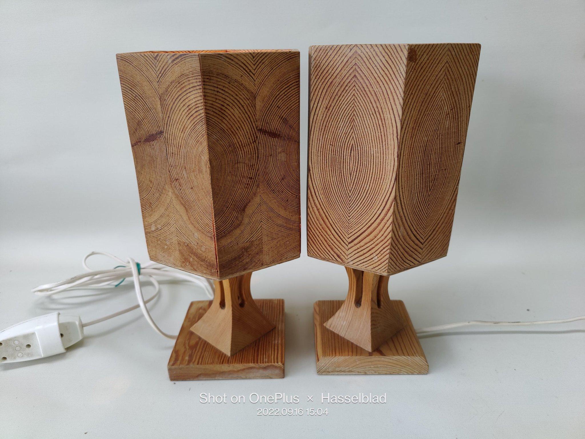 2 Lámparas de Sobremesa de Pino Artesanía Sueca Lámparas de Pino Escandinavia de Mediano Siglo Escandinavo moderno en venta