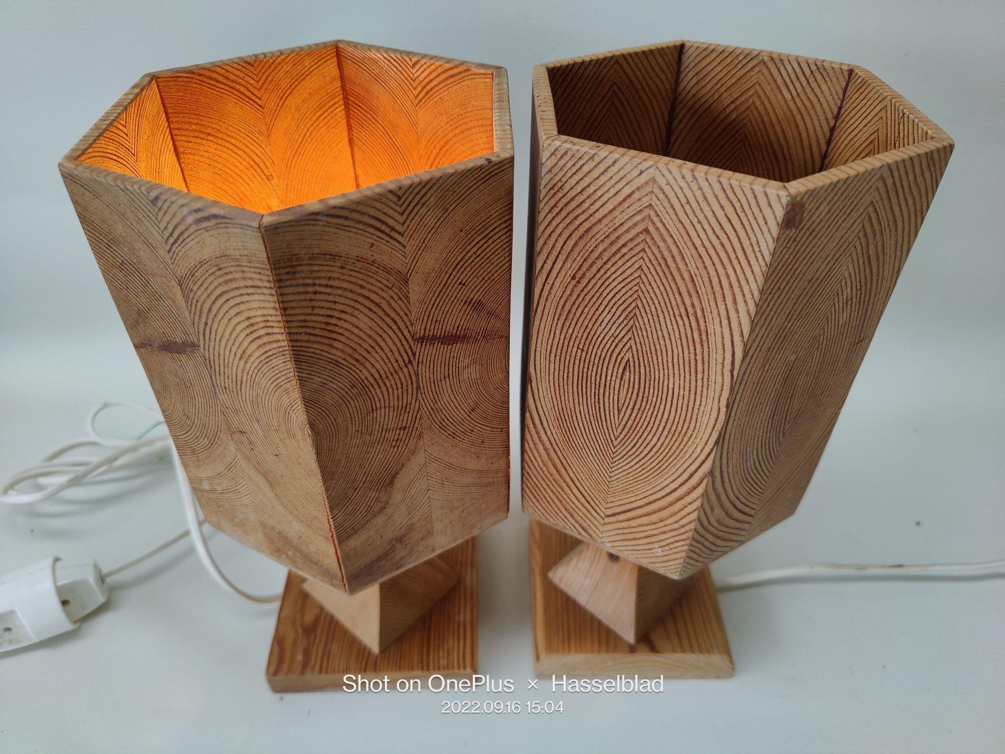 2 Lámparas de Sobremesa de Pino Artesanía Sueca Lámparas de Pino Escandinavia de Mediano Siglo Escandinavo en venta