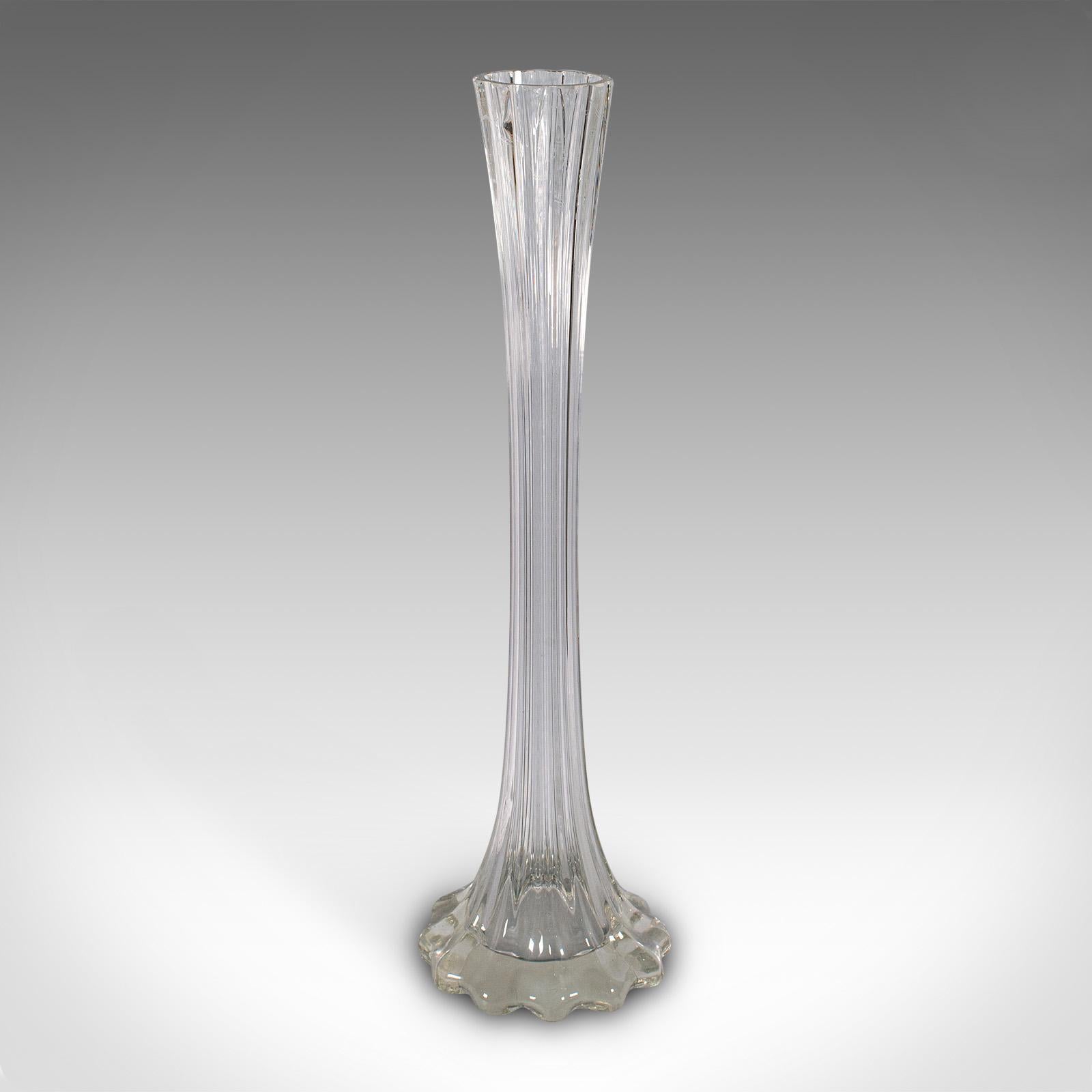 
Questo è un vaso di gigli d'epoca alto 2'. Un manicotto a fiore scanalato in vetro soffiato francese, risalente alla metà del XX secolo, circa 1950.

Proporzioni eccellenti con una base ampia e rassicurante
Presenta una patina invecchiata di grande