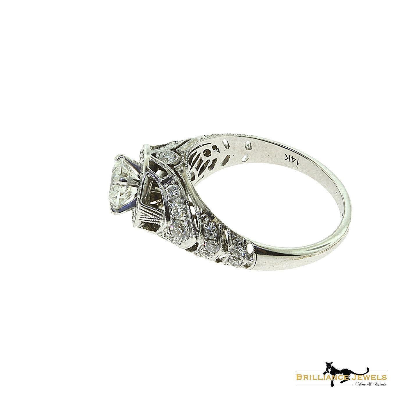 Magnifique bague de fiançailles en diamant absolument sophistiquée et brillante. La monture est spectaculaire, avec 1,50 carat de diamants ronds de taille brillante, entourant une superbe pierre principale de 0,70 carat de diamant rond de taille