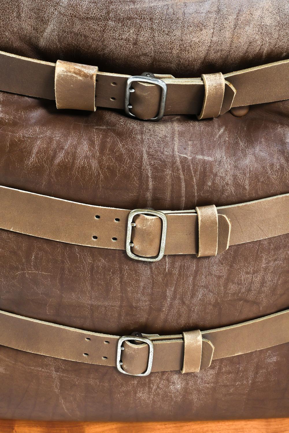 (2) Sedie da salotto danesi in teak e cuoio di John Mortensen in vendita 9