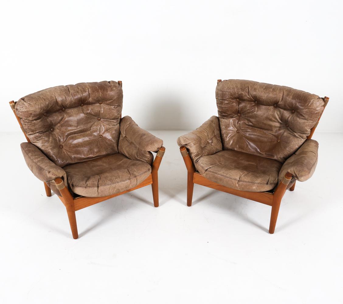 Questa coppia di sedie da salotto, nota come modello 4251, è stata progettata e prodotta all'inizio degli anni '70 da John Mortensen per Magnus Olesen. Questo set è tanto comodo quanto elegante e combina l'estetica moderna del rivestimento in pelle