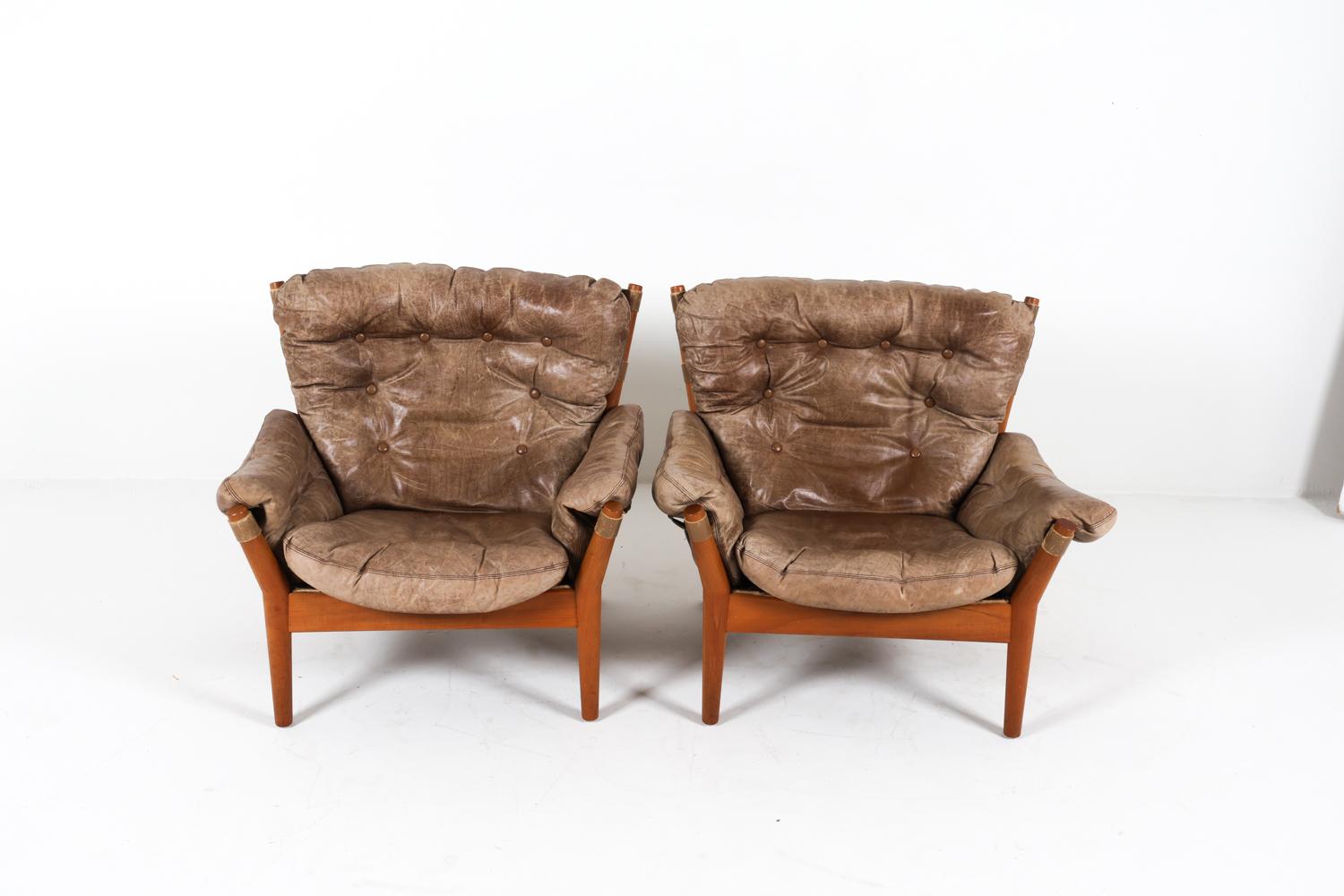 Mid-Century moderno (2) Sedie da salotto danesi in teak e cuoio di John Mortensen in vendita