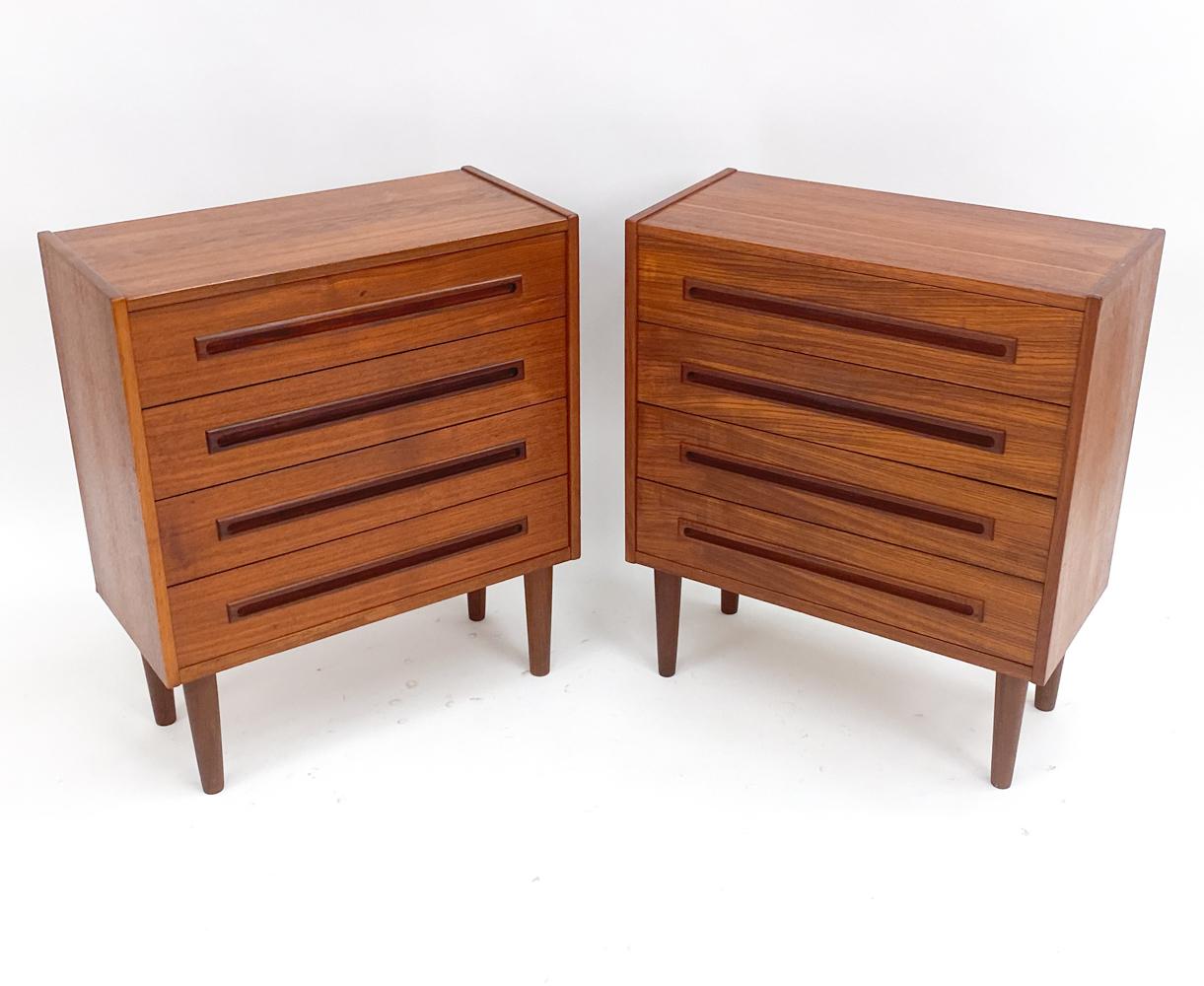 Queste cassettiere classiche in teak della metà del secolo scorso sono attribuite al design del danese Kofod Larsen. Anche se la coppia è abbinata e della stessa marca e design, ognuna porta una firma unica mostrata nelle venature del legno di