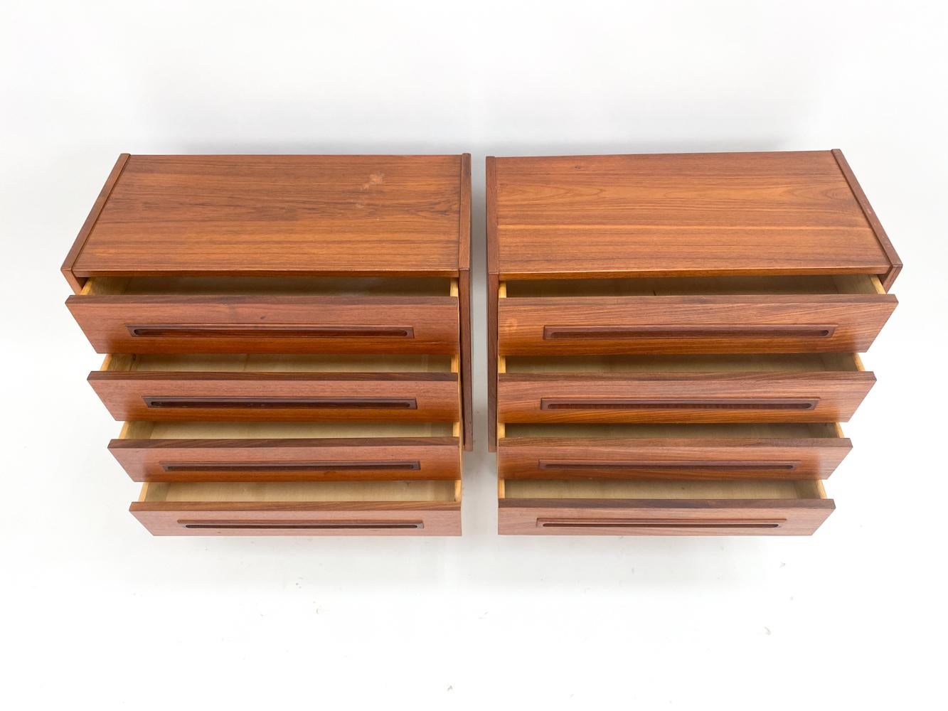(2) Cassettiera in teak di Kofod Larsen, anni '60 circa In condizioni buone in vendita a Norwalk, CT