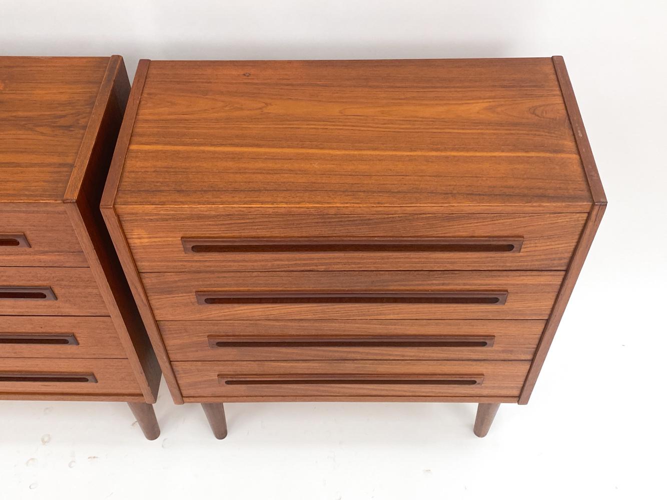(2) Cassettiera in teak di Kofod Larsen, anni '60 circa in vendita 1