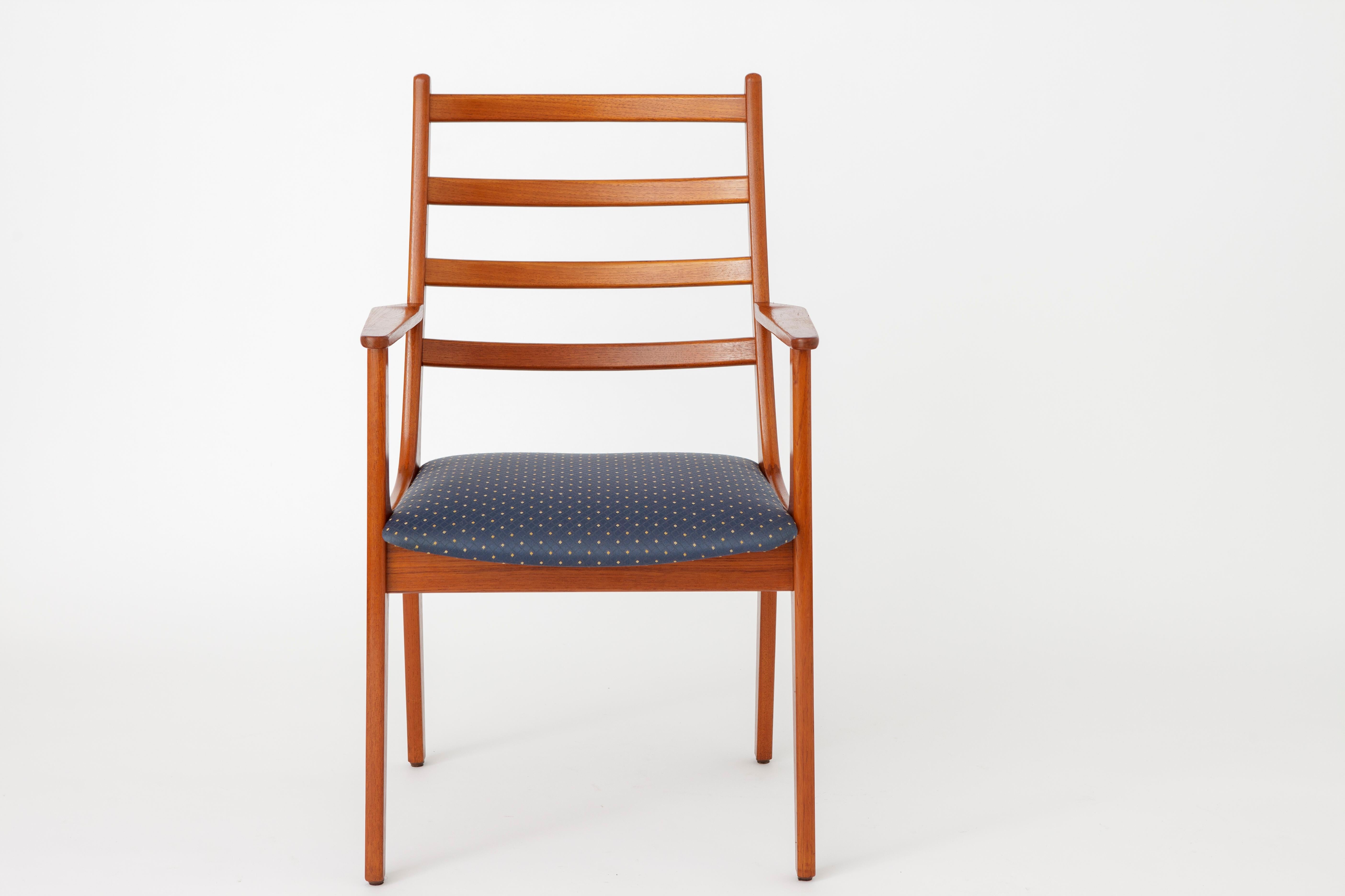 2 Vintage-Sessel, hergestellt von KS Mobler (Dänemark) in den 1960er Jahren. 
Der angezeigte Preis gilt für ein 2er-Set, insgesamt sind bis zu 4 Stück erhältlich. 

Sehr guter Zustand der Teakholz-Stuhlrahmen. 
Original Sitzpolsterung. 
Keine Risse