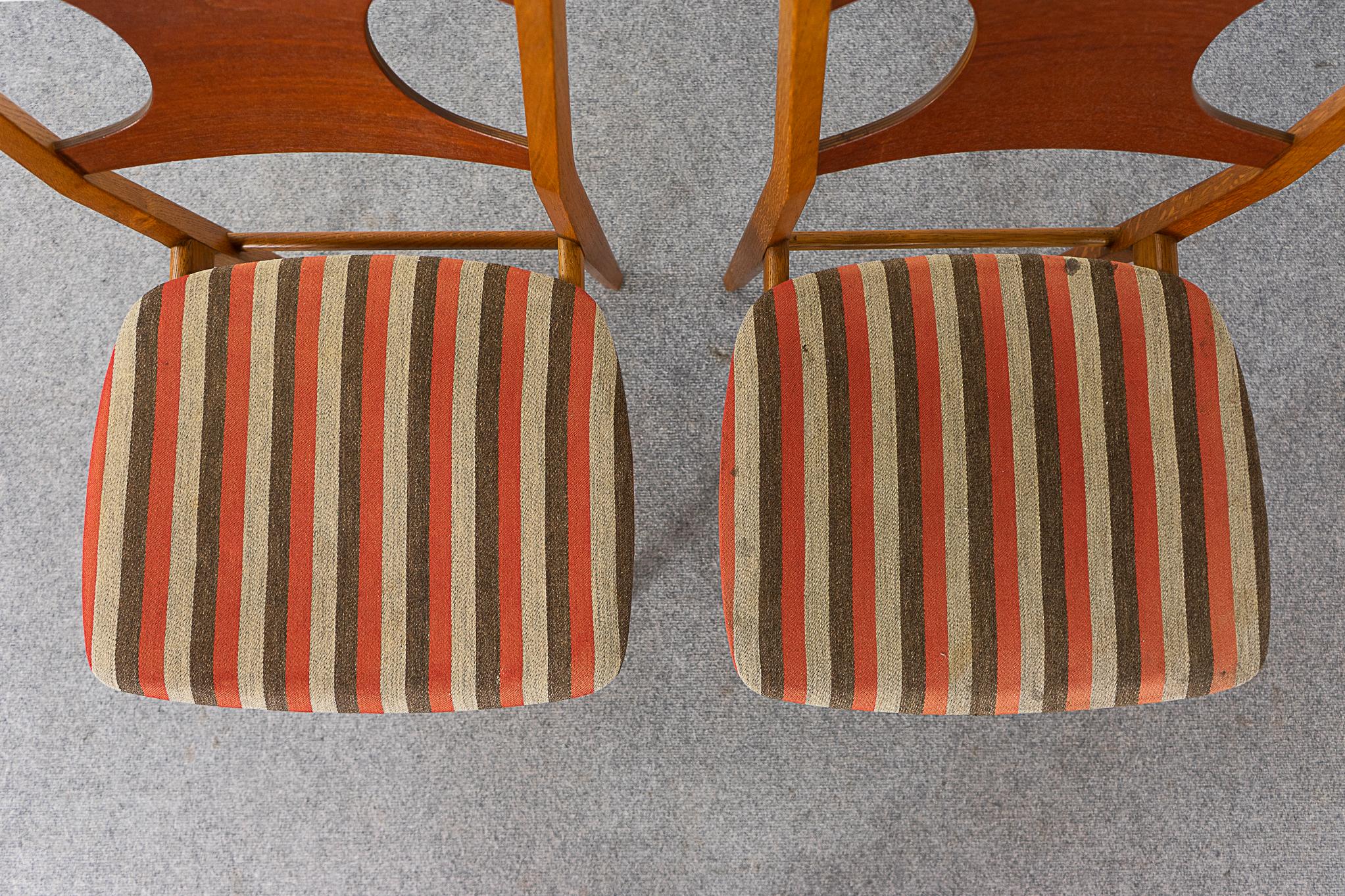 Scandinave moderne 2 chaises de salle à manger en teck et chêne de Paul Rasmussen en vente