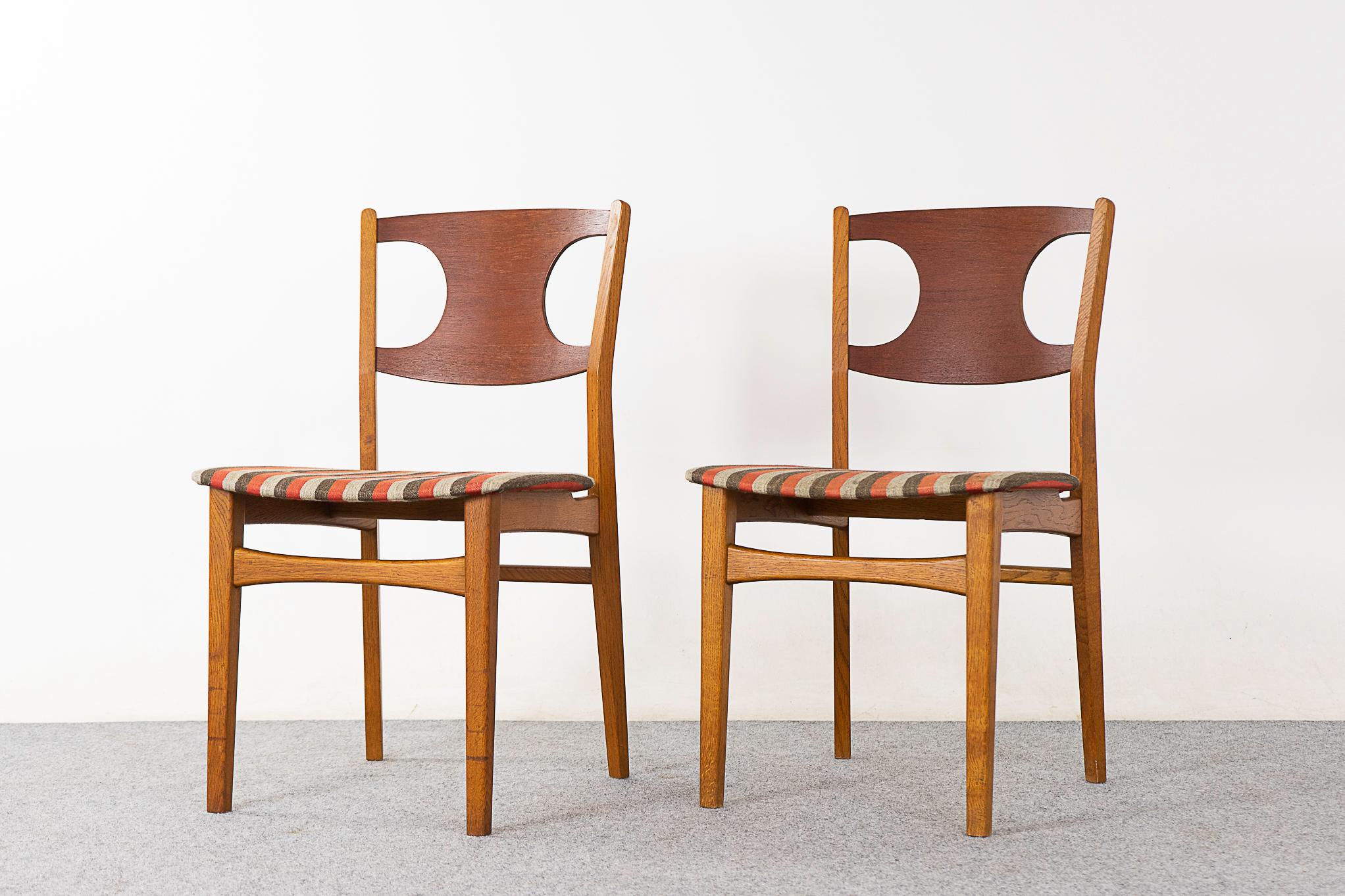 Danois 2 chaises de salle à manger en teck et chêne de Paul Rasmussen en vente