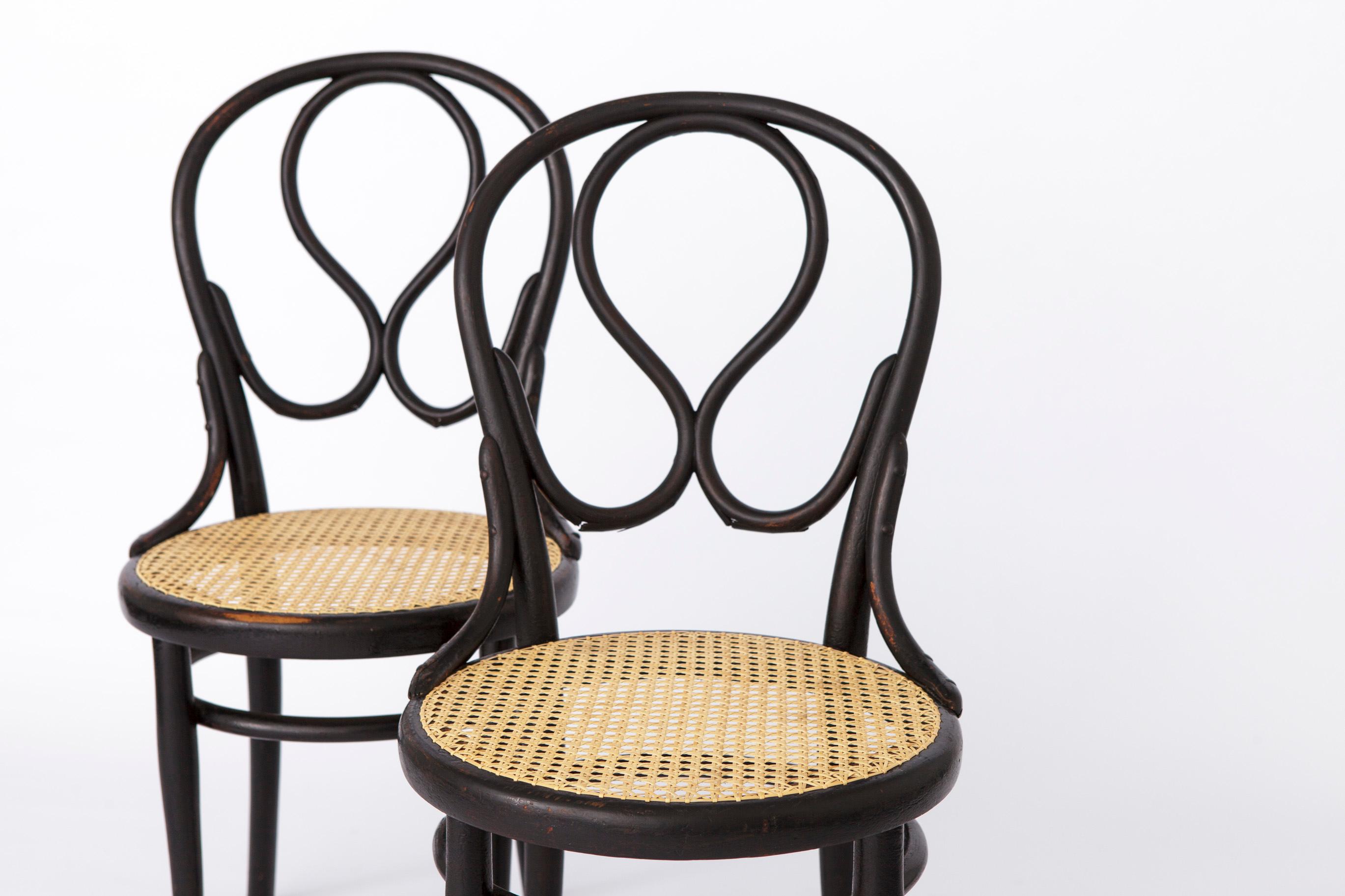 Sedie Thonet uniche, Model No. 20

Progettata originariamente nel 1890, questa coppia di sedie Thonet, Model No. 20, mostra l'eleganza duratura del design classico. Prodotte all'incirca negli anni '30-'40, queste sedie sono un'aggiunta senza tempo a