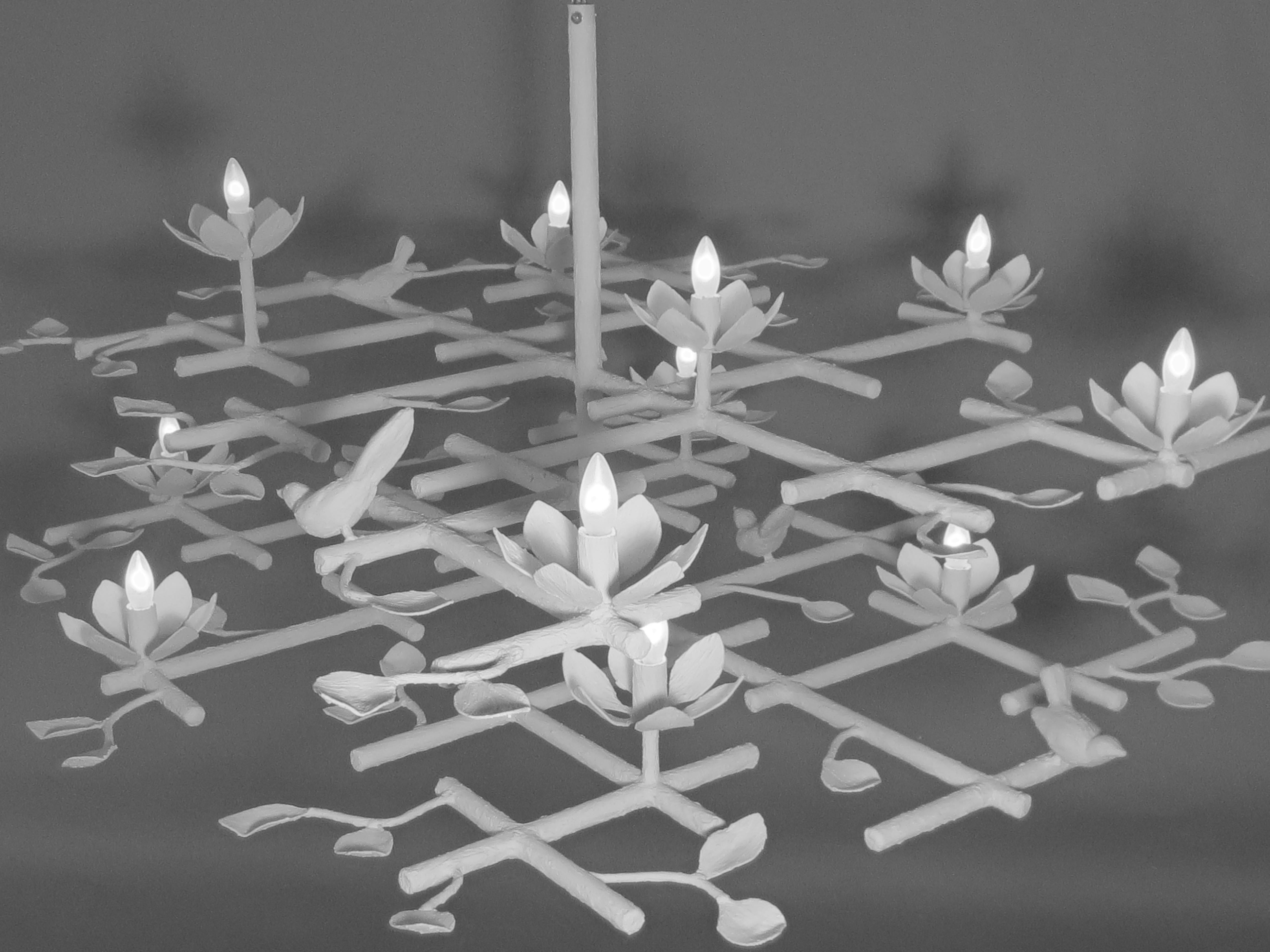 Lampadario a 2 livelli in gesso da giardino di Tracey Garet di Apsara Interiors.
Questo lampadario da giardino è a due piani e si presenta in gesso bianco. Uccelli e fiori sbocciati sono dettagliati ovunque. I 10 fiori contengono ciascuno una luce