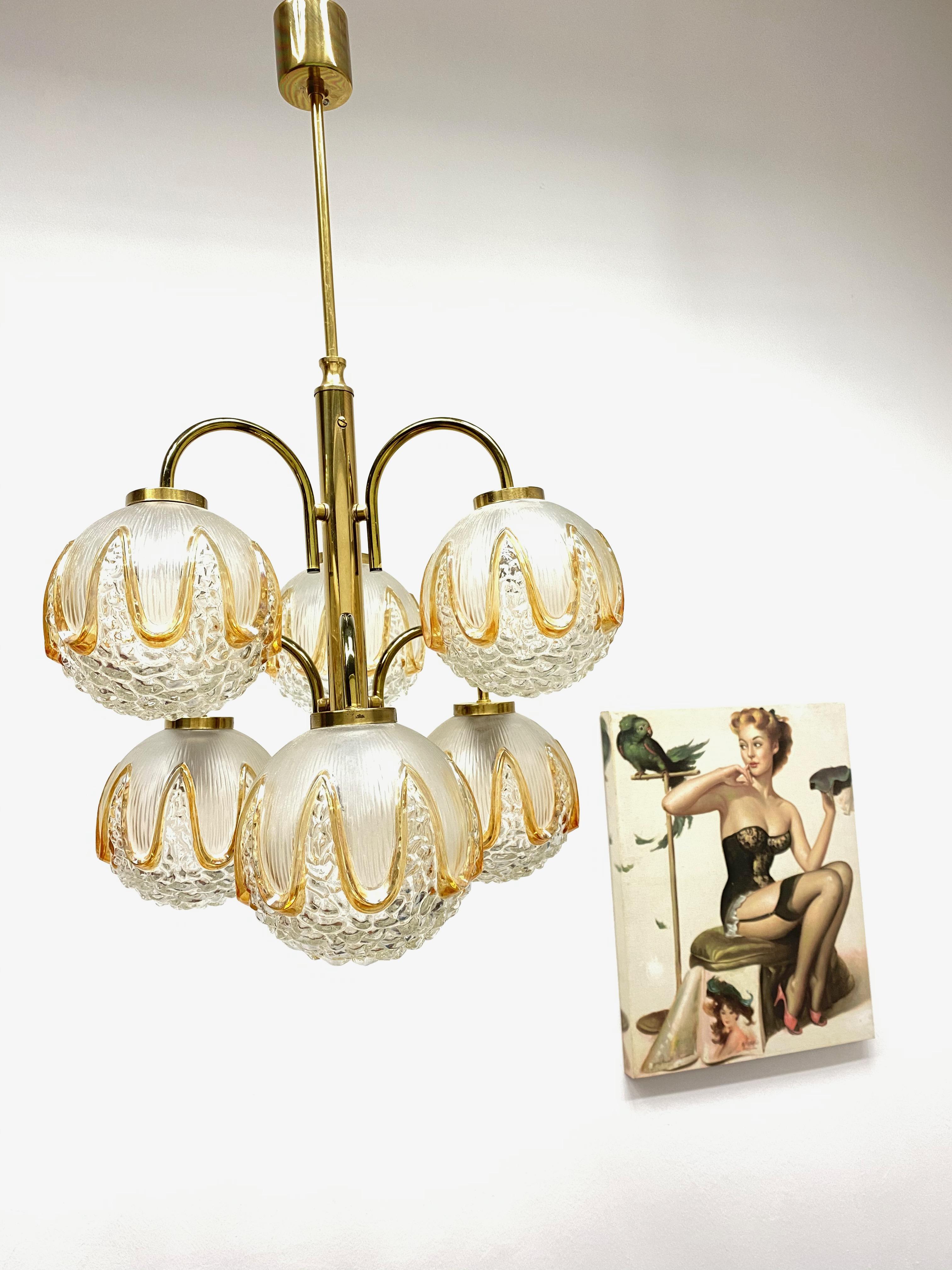 Un lustre Richard Essig fabriqué en Allemagne dans les années 1960. Il est fascinant par son design et ses six boules de verre biomorphiques. Le corps de la lampe est entièrement en métal, y compris les bras.
Le lustre nécessite 6 ampoules