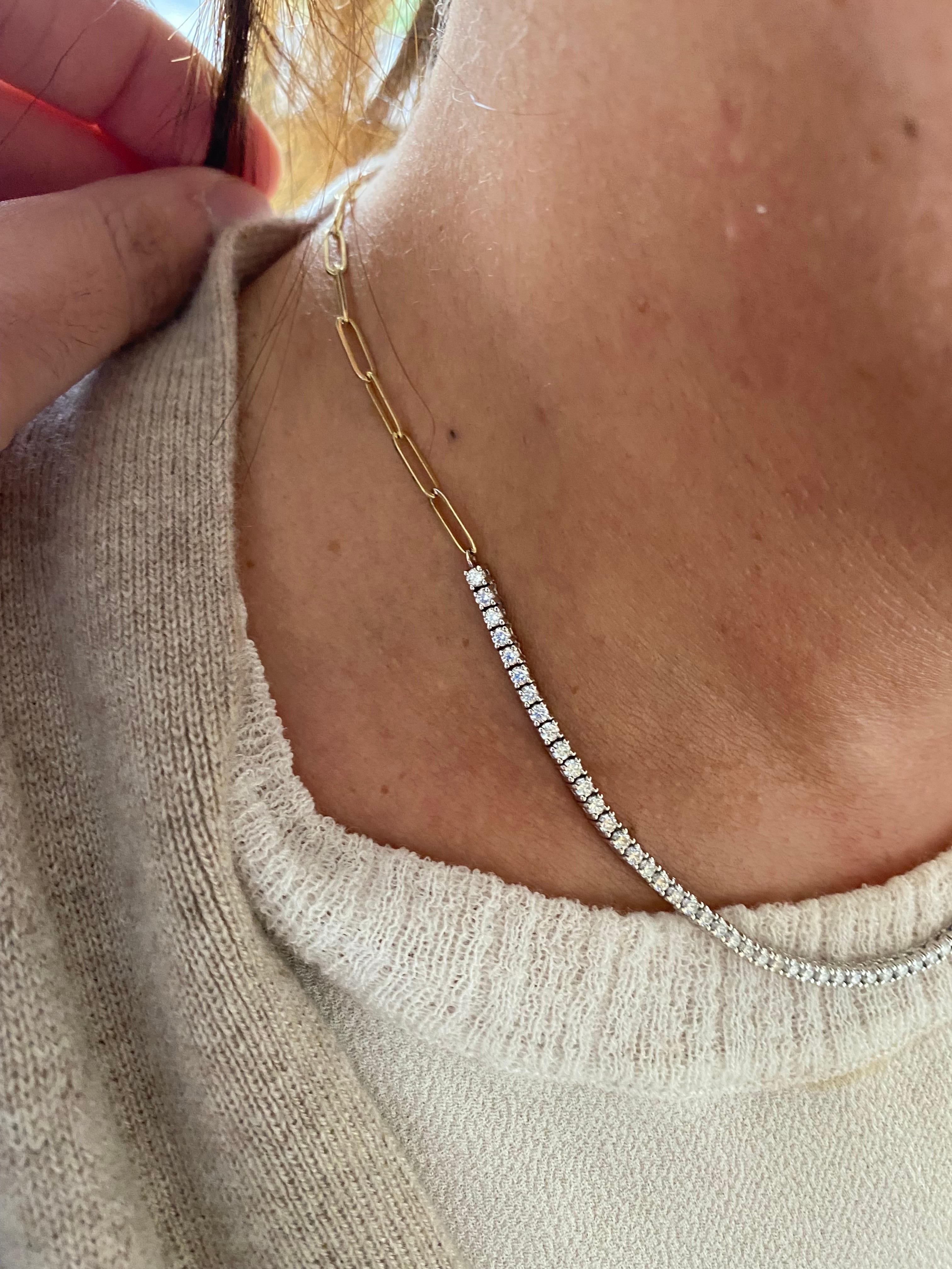Collier de diamants en or blanc sur chaîne trombone en or jaune. Le poids total en carats du collier est de 2,85 carats. La couleur des pierres est G-H, la clarté est SI1-SI2. Le collier est en or 14K.