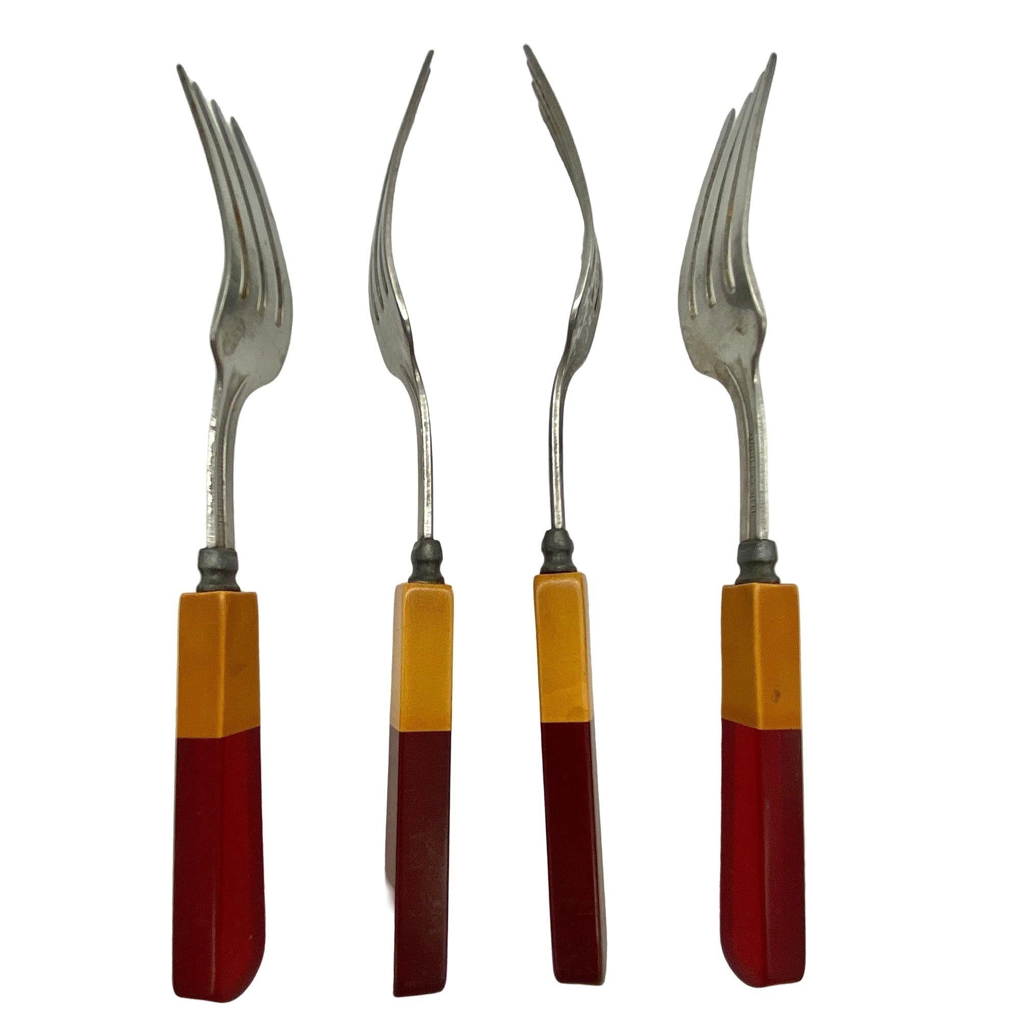 Américain Couverts en acier inoxydable bakélite 2 tons caramel, rouge, vert 34 pièces en vente