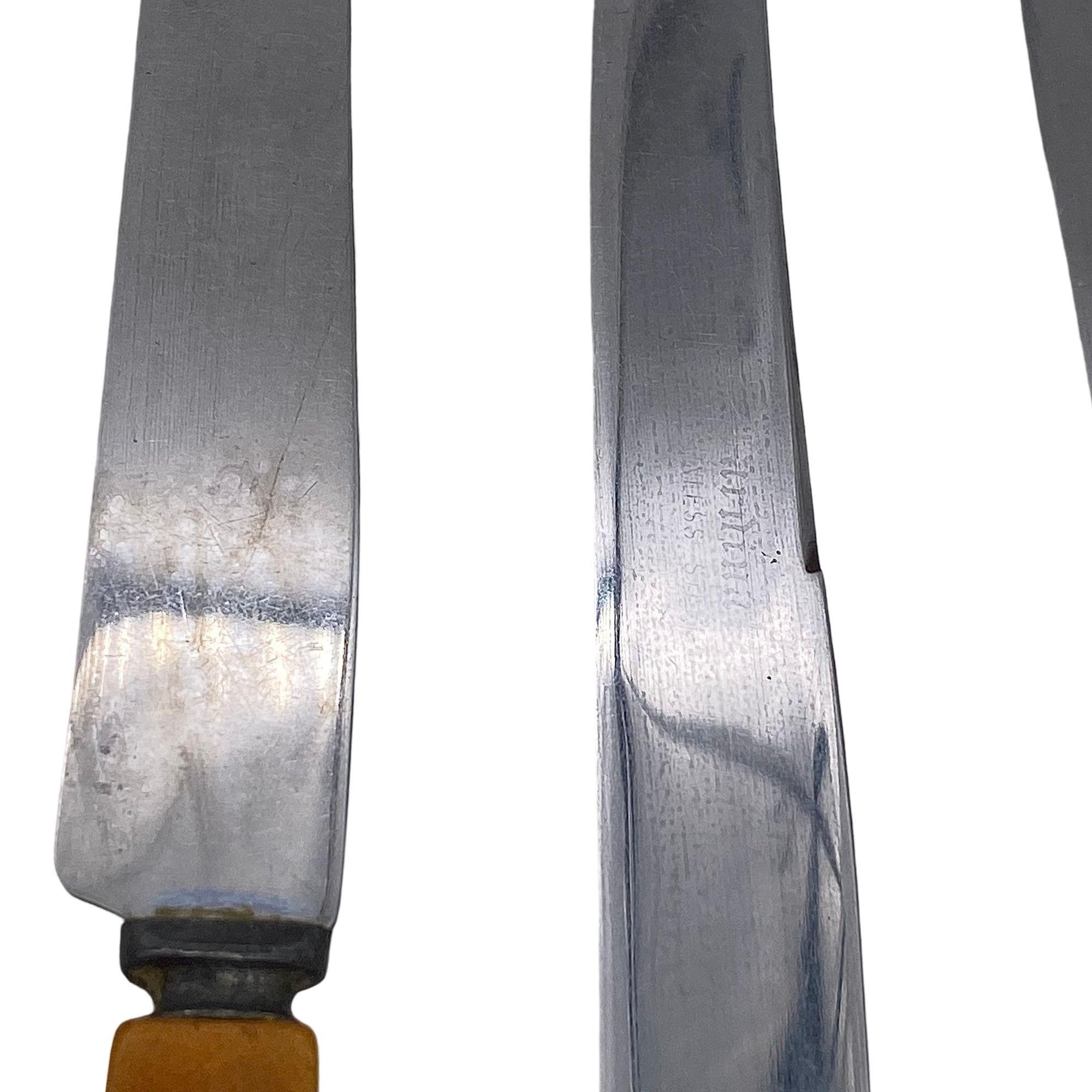 Couverts en acier inoxydable bakélite 2 tons caramel, rouge, vert 34 pièces Excellent état - En vente à Van Nuys, CA