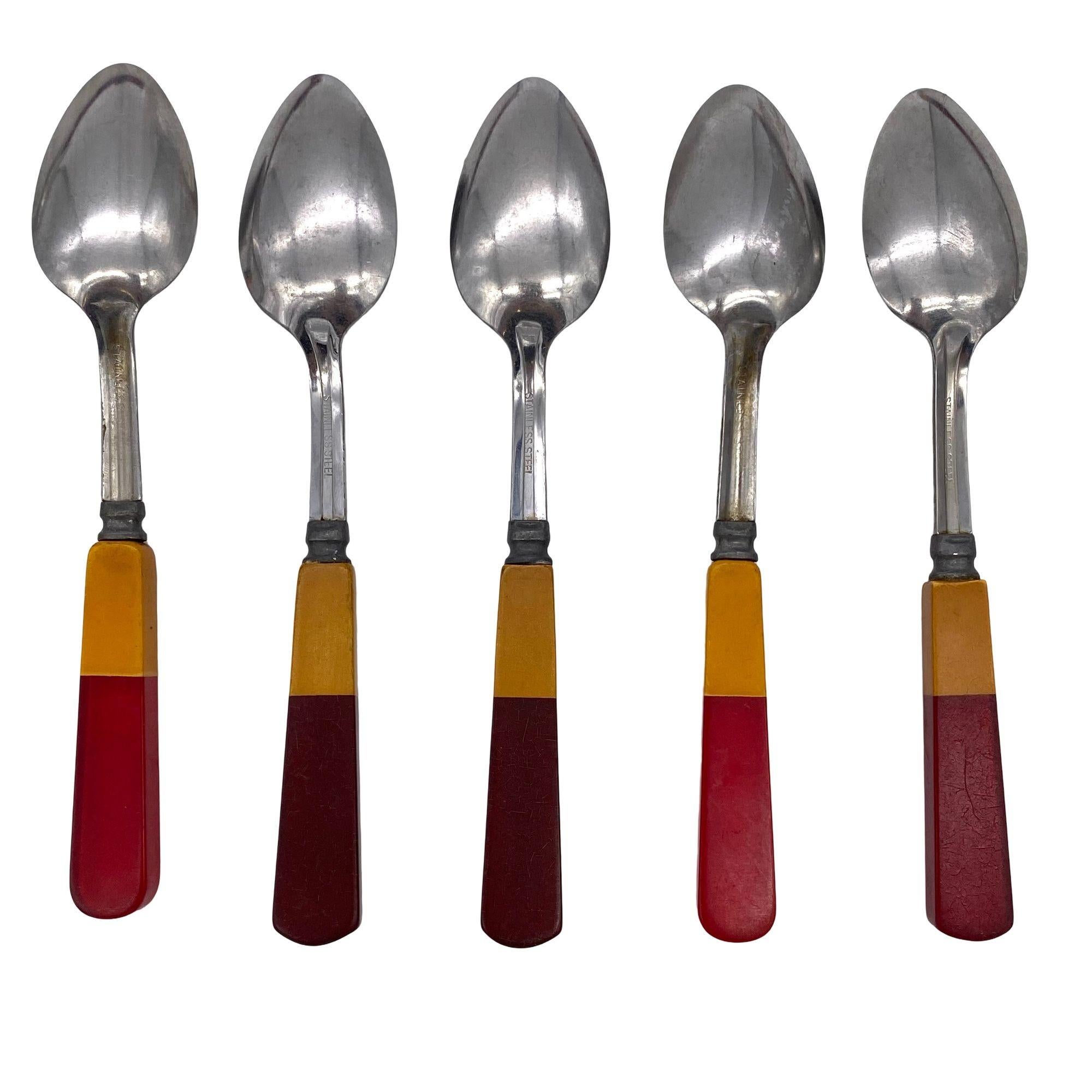 Milieu du XXe siècle Couverts en acier inoxydable bakélite 2 tons caramel, rouge, vert 34 pièces en vente
