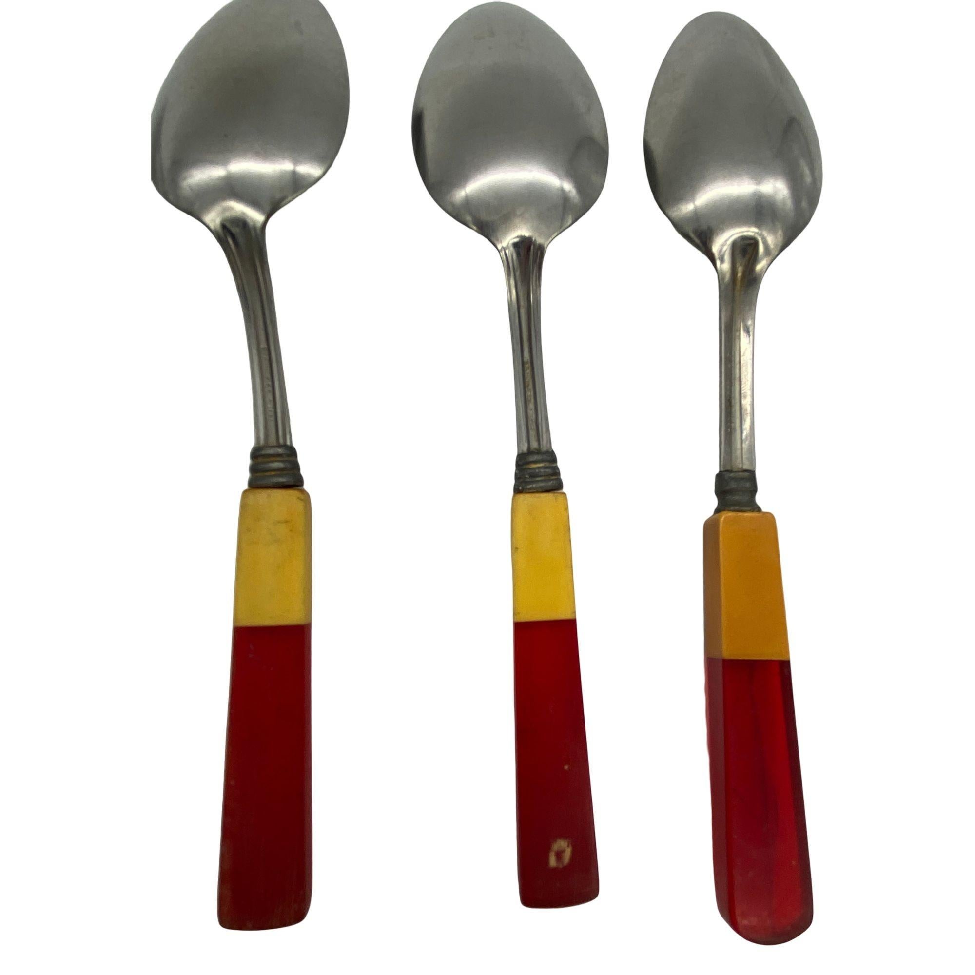 Bakélite Couverts en acier inoxydable bakélite 2 tons caramel, rouge, vert 34 pièces en vente