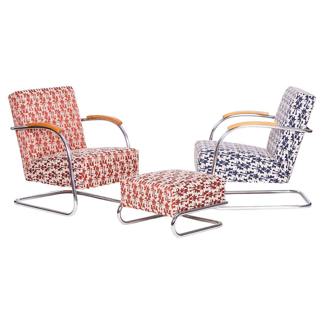 2 Tubular Steel Lounge Chairs with Foot Stool by Mücke-Melder 1930s.
These 2 chairs were produced in Czech Republic during the 1930s by Mücke-Melder.
They are completely restored with new springs and covered with a beautiful fabric by
Elitis/France.