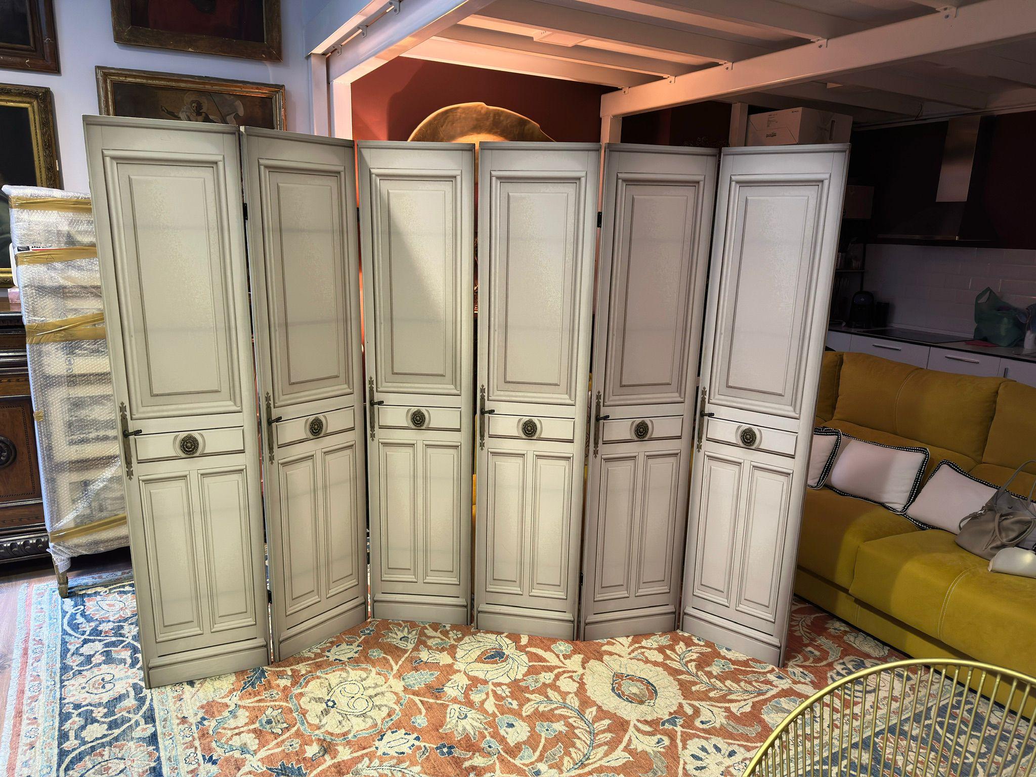 Bellissimo paravento italiano dipinto del XX secolo
altezza: 180 cm
larghezza: 122
ogni pezzo 40cm x 6
perfetto stato conservativo