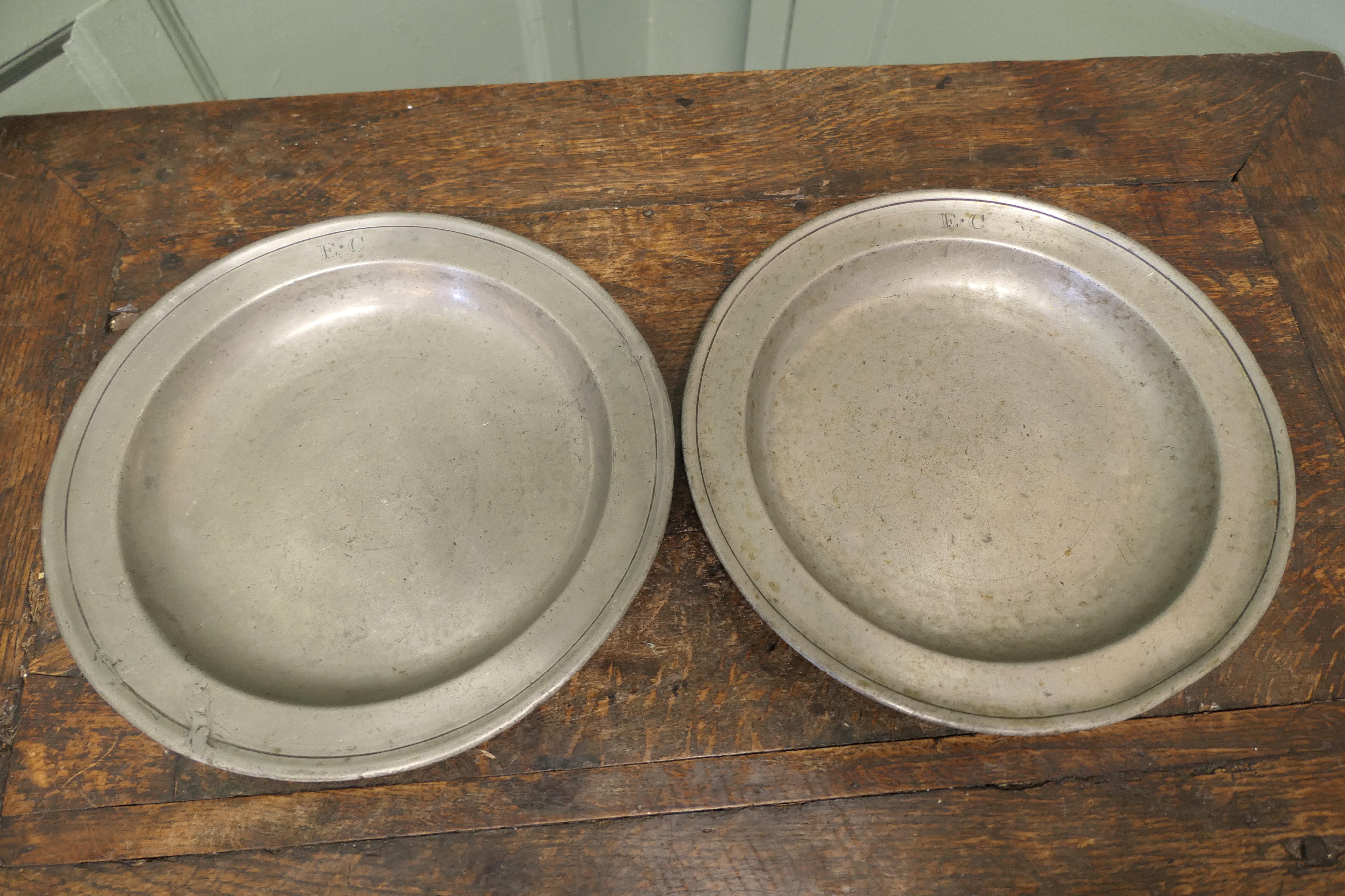 2 Platos muy grandes de peltre Thomas Alderson
Antiguos platos de borde doblado de peltre inglés, el borde delantero lleva grabadas las iniciales ''EC''. En la parte inferior de ambas placas aparece la marca de toque de Thomas Dean Alderson, de