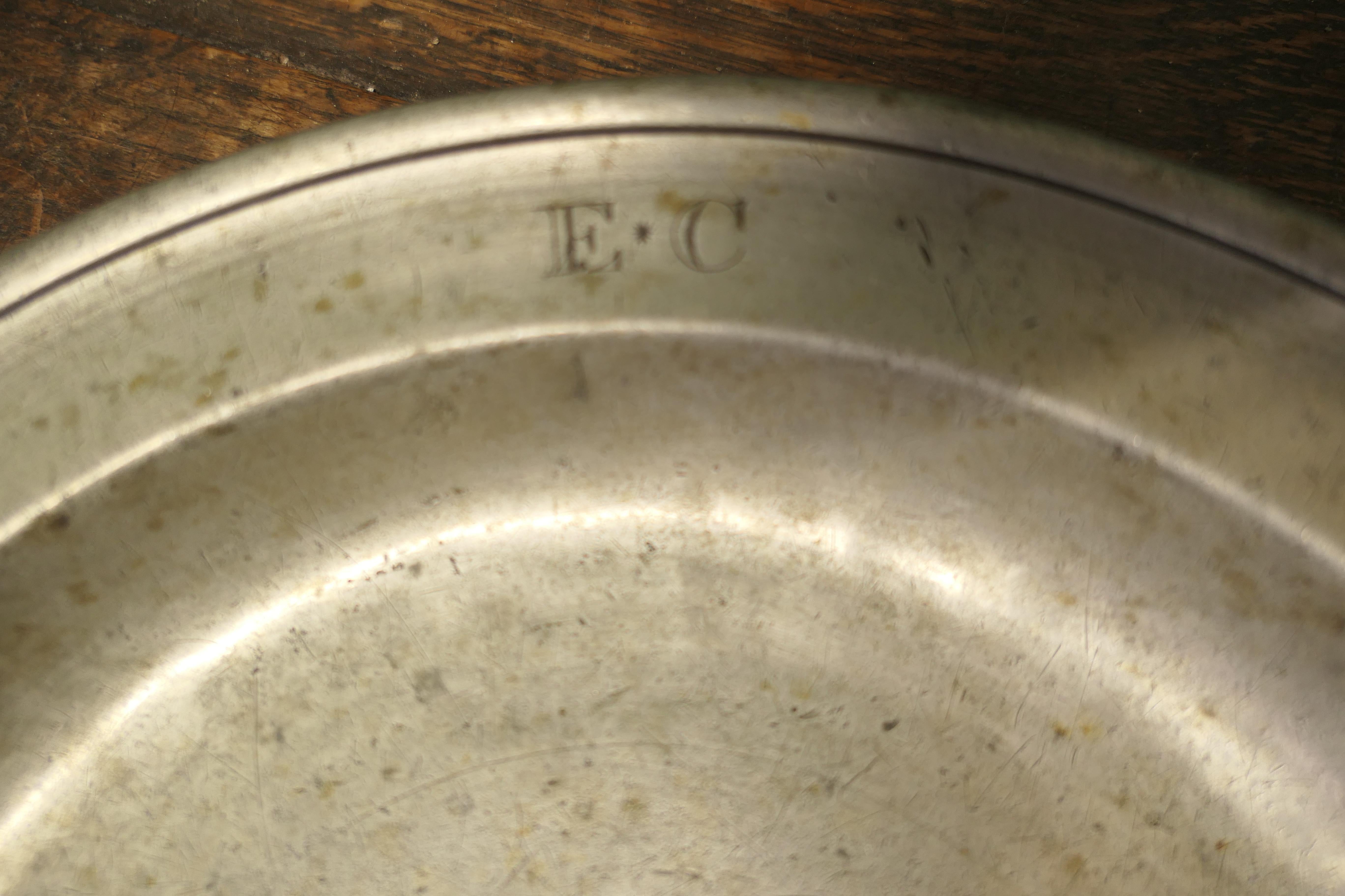 2 Platos Muy Grandes de Peltre Inglés Antiguo de Thomas Alderson en venta 1