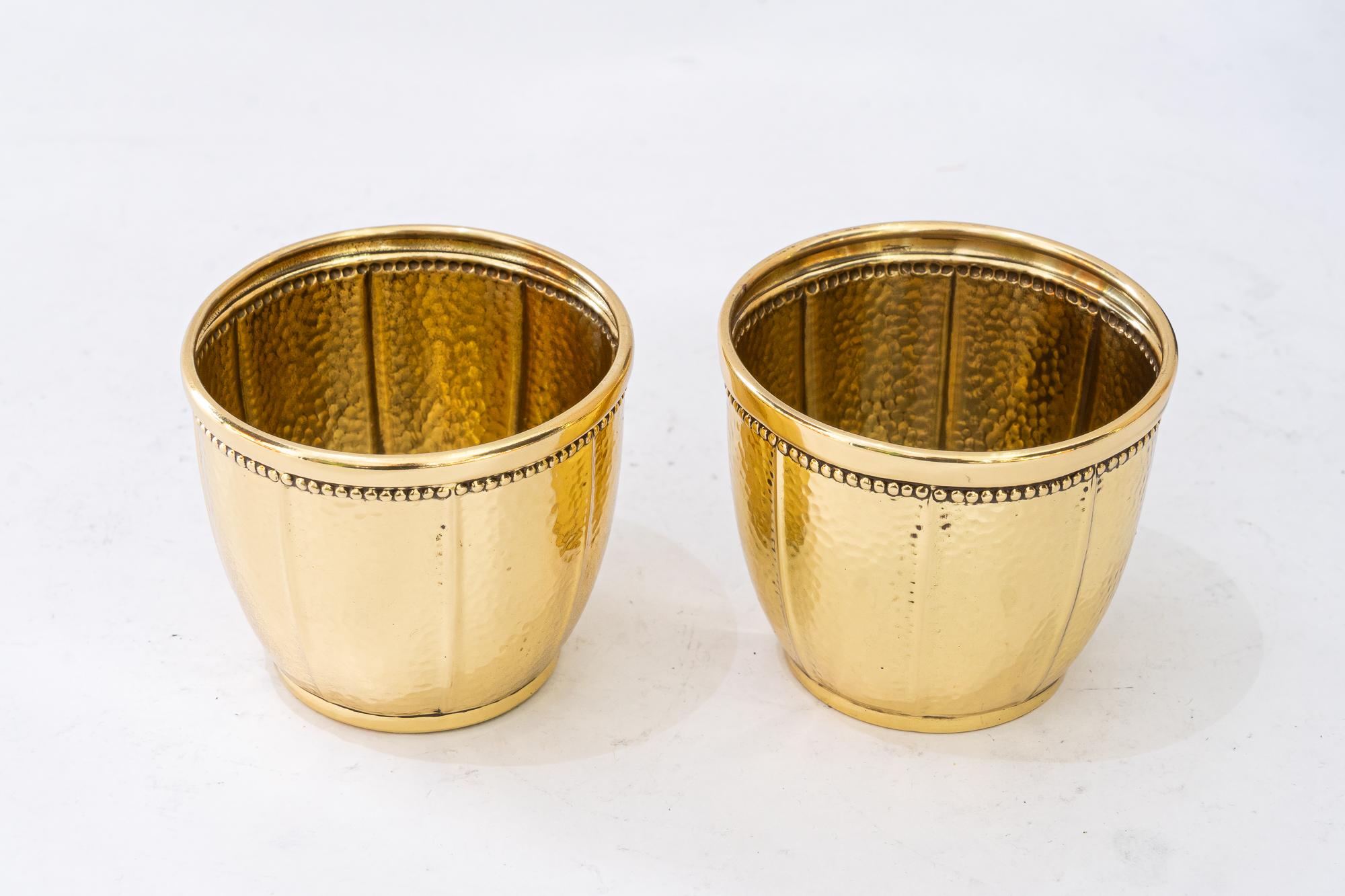 2 vasi per cactus WMF martellati molto piccoli, Vienna, 1920 ca.
Ottone lucidato e smaltato a fuoco