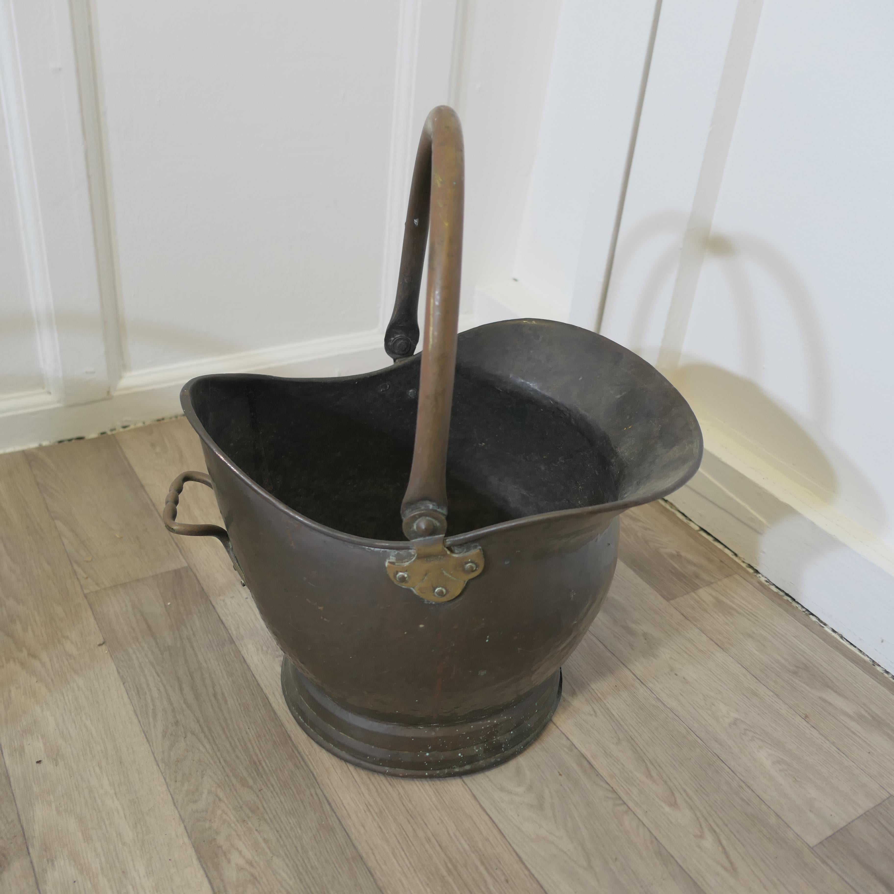 XIXe siècle 2 scutles à charbon à casque en cuivre très utiles   Ces seaux sont très attrayants en vente