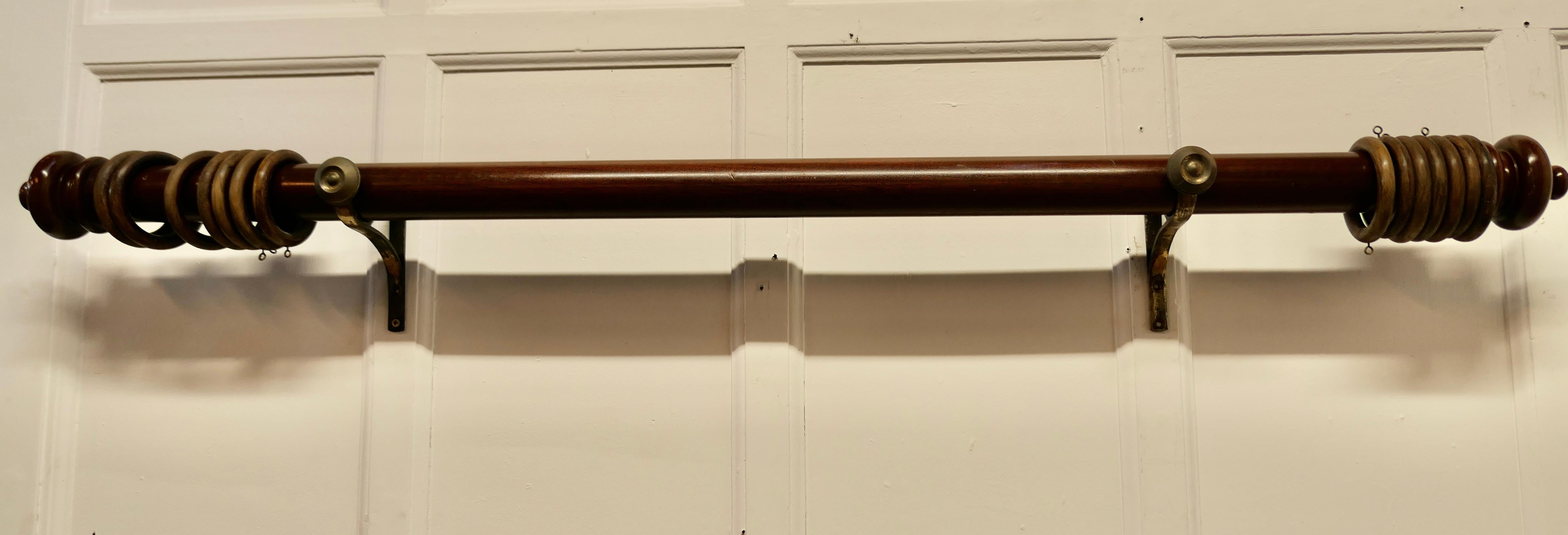 2 Victorian Curtain Poles with Rings 2 Matching Poles In Good Condition For Sale In Chillerton, Isle of Wight