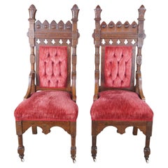 2 Sillas de Trono Victorianas de Renacimiento Gótico Talladas en Nogal Pareja de terciopelo rojo acolchado
