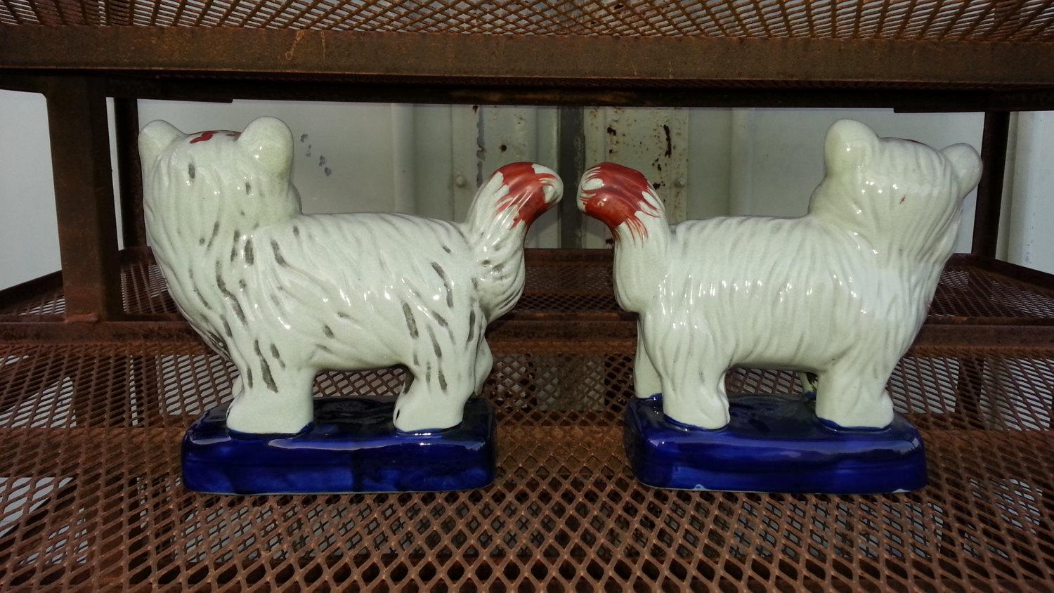 2 Victorian Staffordshire Matching Ceramic Cats On Gold Trim Navy Blue Pillows In Good Condition For Sale In Monrovia, CA