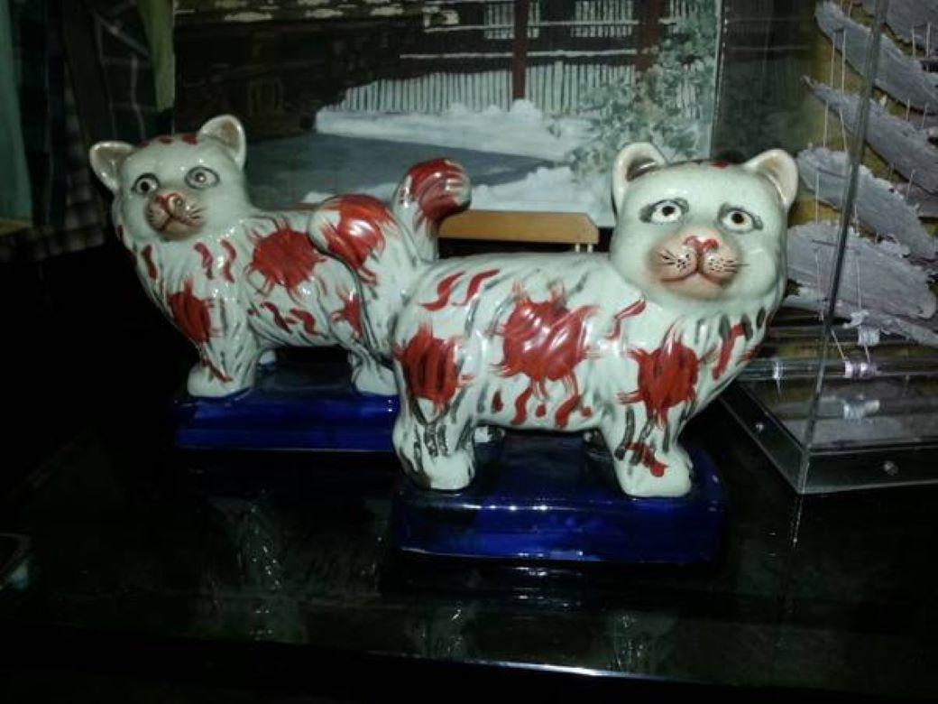 19th Century 2 Victorian Staffordshire Matching Ceramic Cats On Gold Trim Navy Blue Pillows For Sale