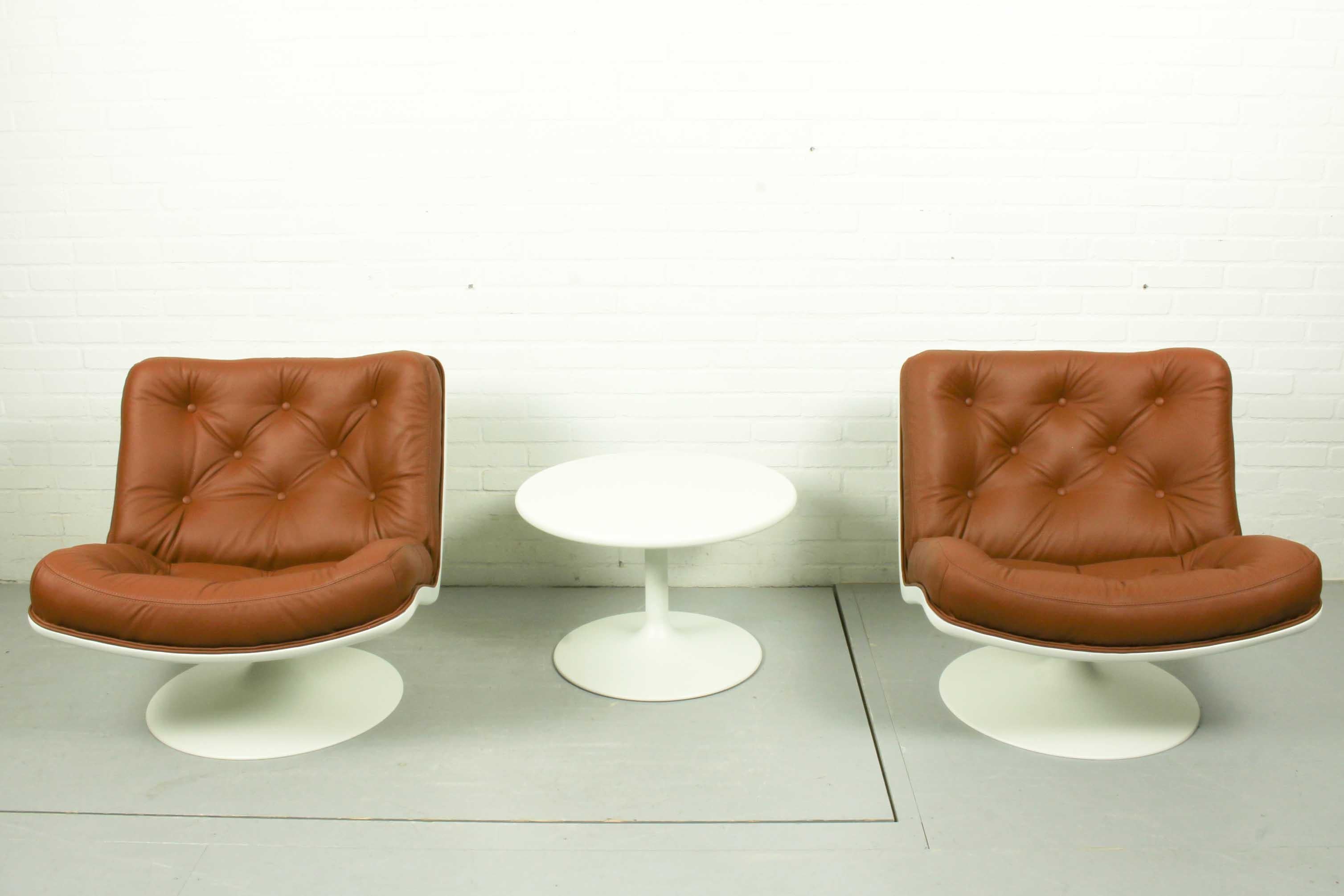 Leather 2 Vintage Artifort Lounge Chairs 'Model F976' & Table Harcourt & Paulin Artifort
