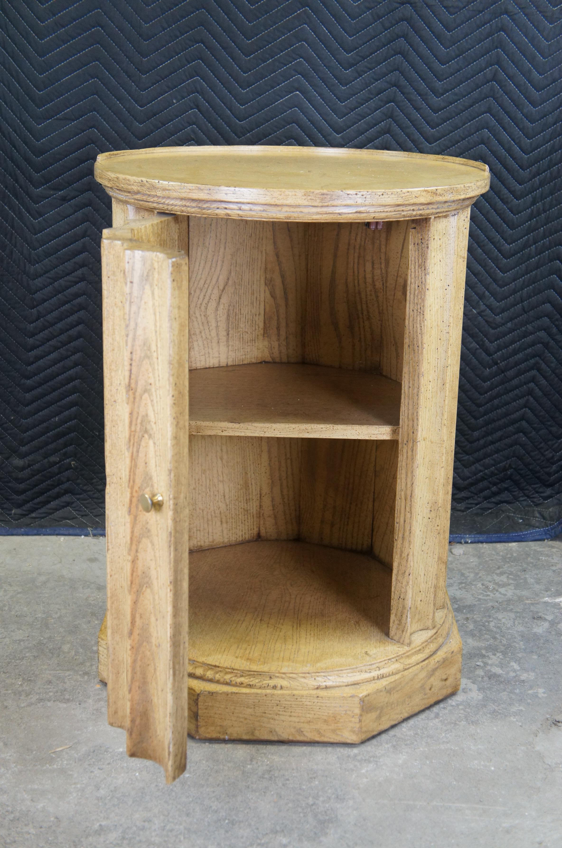 2 Vintage Baker Corinthian Column Scalloped Oak Pedestal Side Tables Cabinets In Good Condition In Dayton, OH