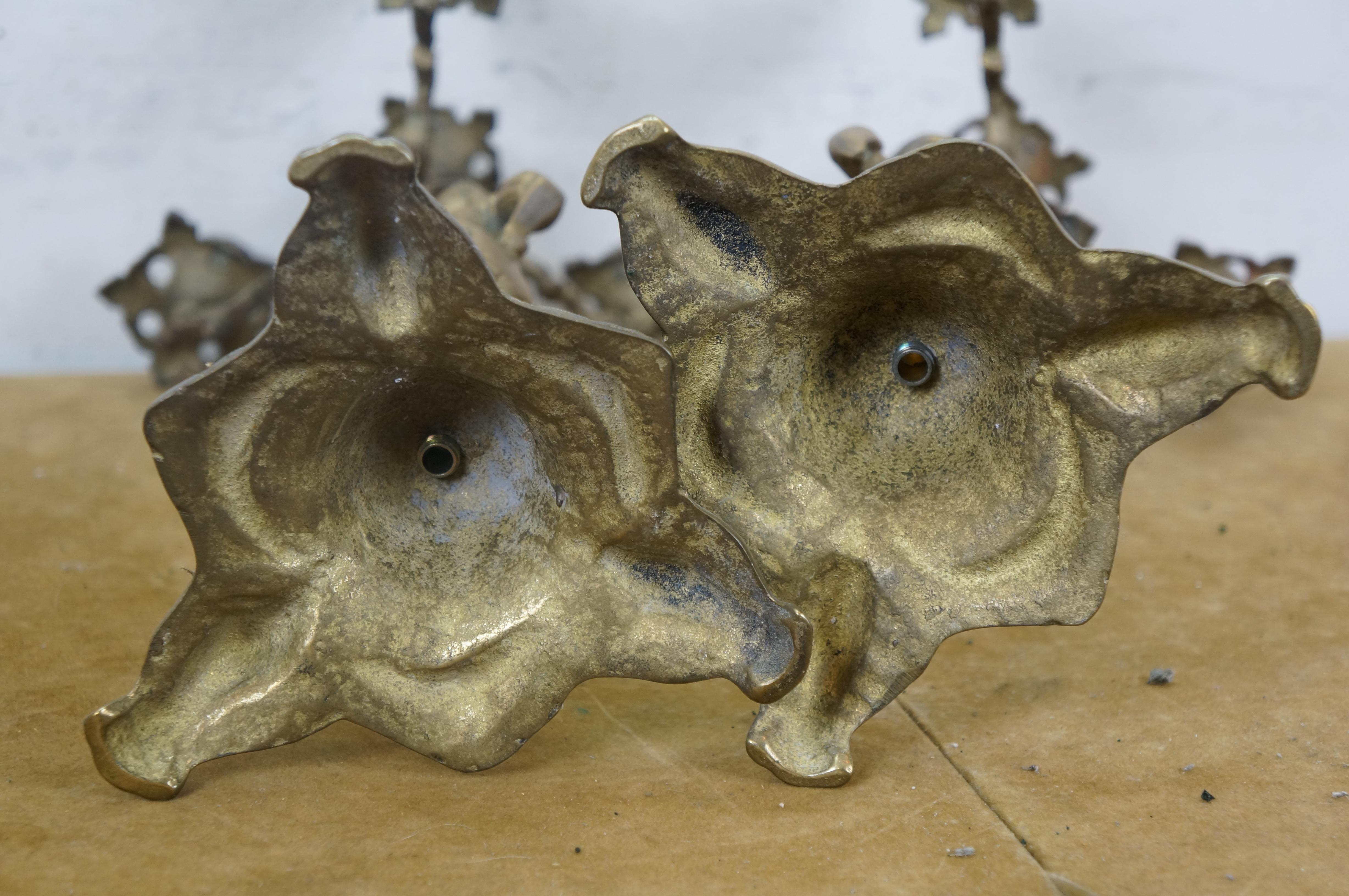 2 Portacandele barocchi figurati in ottone d'epoca da 17 pollici in vendita 4