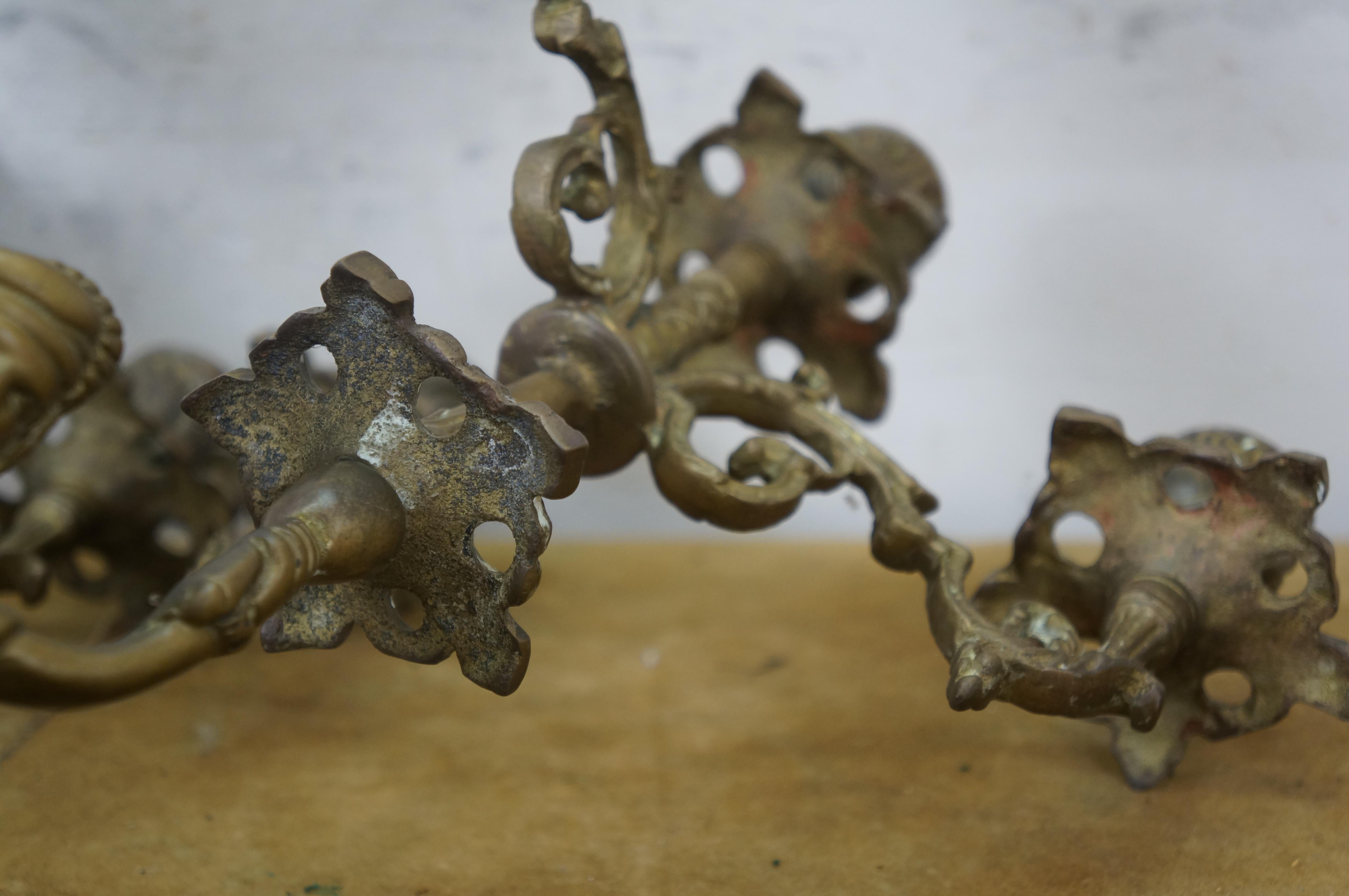 2 Portacandele barocchi figurati in ottone d'epoca da 17 pollici in vendita 5